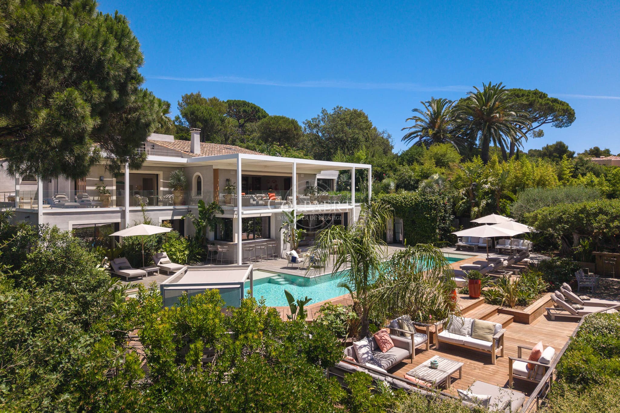 Façade élégante d'une propriété de prestige à vendre, idéalement située à quelques pas des plages mythiques de Pampelonne.