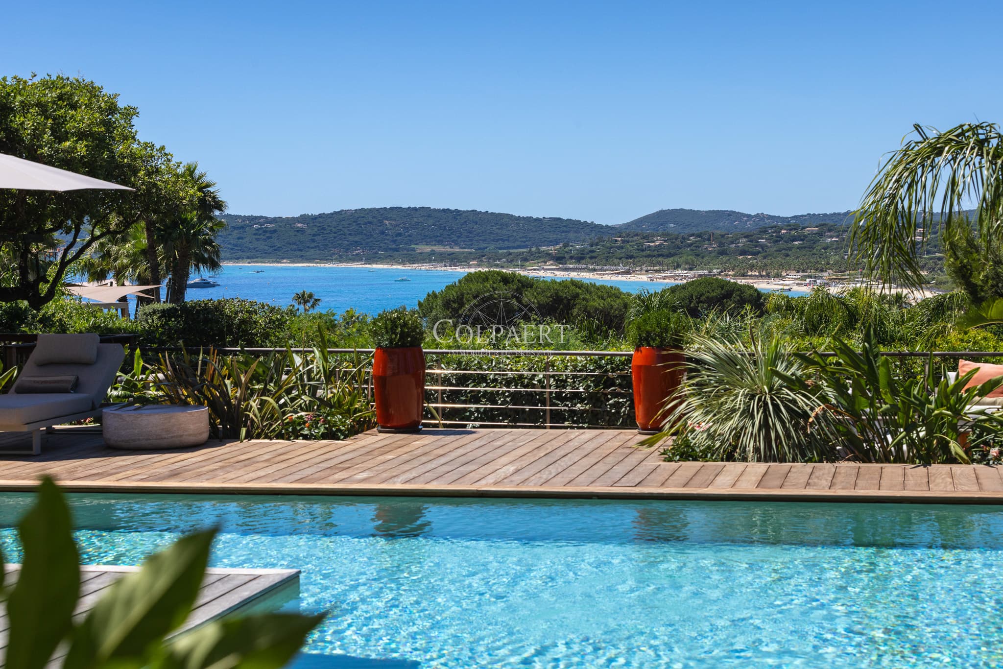 Piscine chauffée avec vue panoramique sur la Méditerranée au cœur d'une propriété de prestige à quelques pas des plages de Pampelonne.