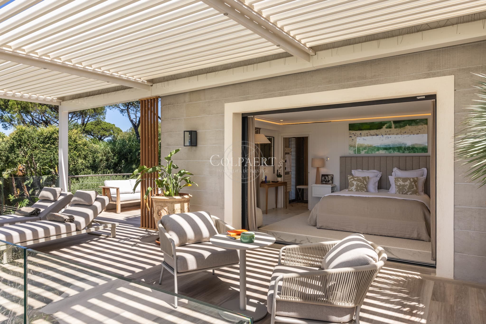 Terrasse privative prolongeant harmonieusement la suite parentale dans une propriété de prestige à vendre près des plages de Pampelonne.
