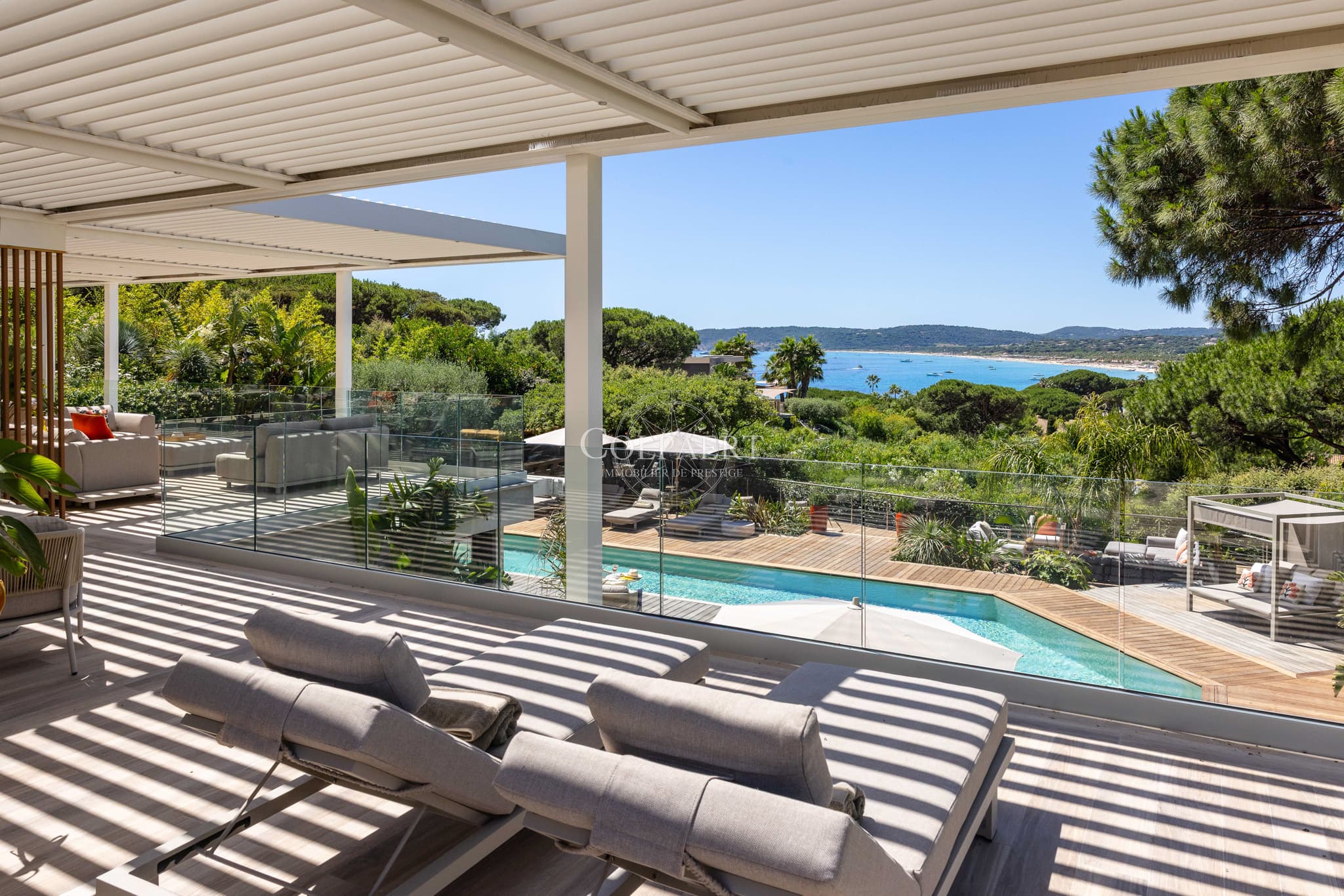 Piscine chauffée avec vue panoramique sur la Méditerranée au cœur d'une propriété de prestige à vendre près des plages de Pampelonne.