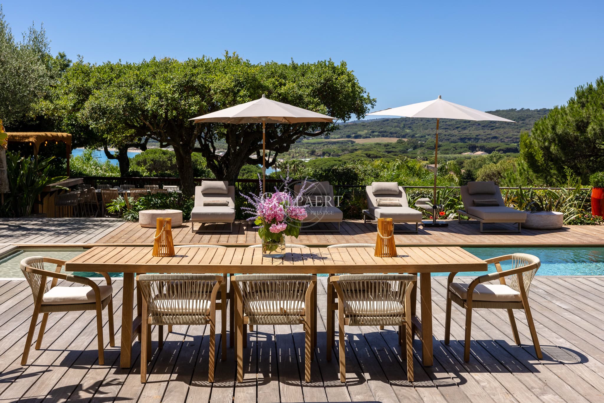 Vaste terrasse ouverte sur la piscine chauffée et les espaces extérieurs d'une propriété d'exception à proximité de Pampelonne.