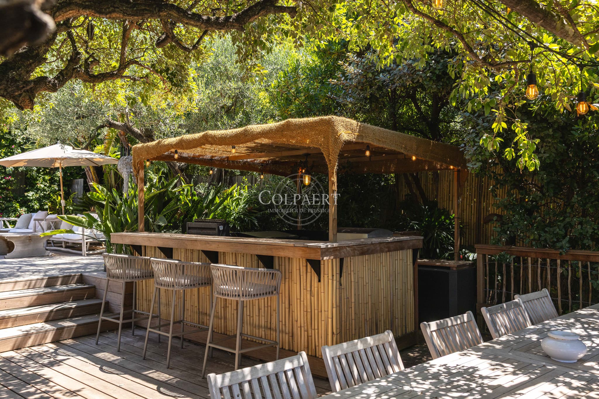 Cuisine d'été entièrement équipée, ouverte sur les terrasses et la piscine d'une propriété de prestige à quelques pas des plages de Pampelonne.