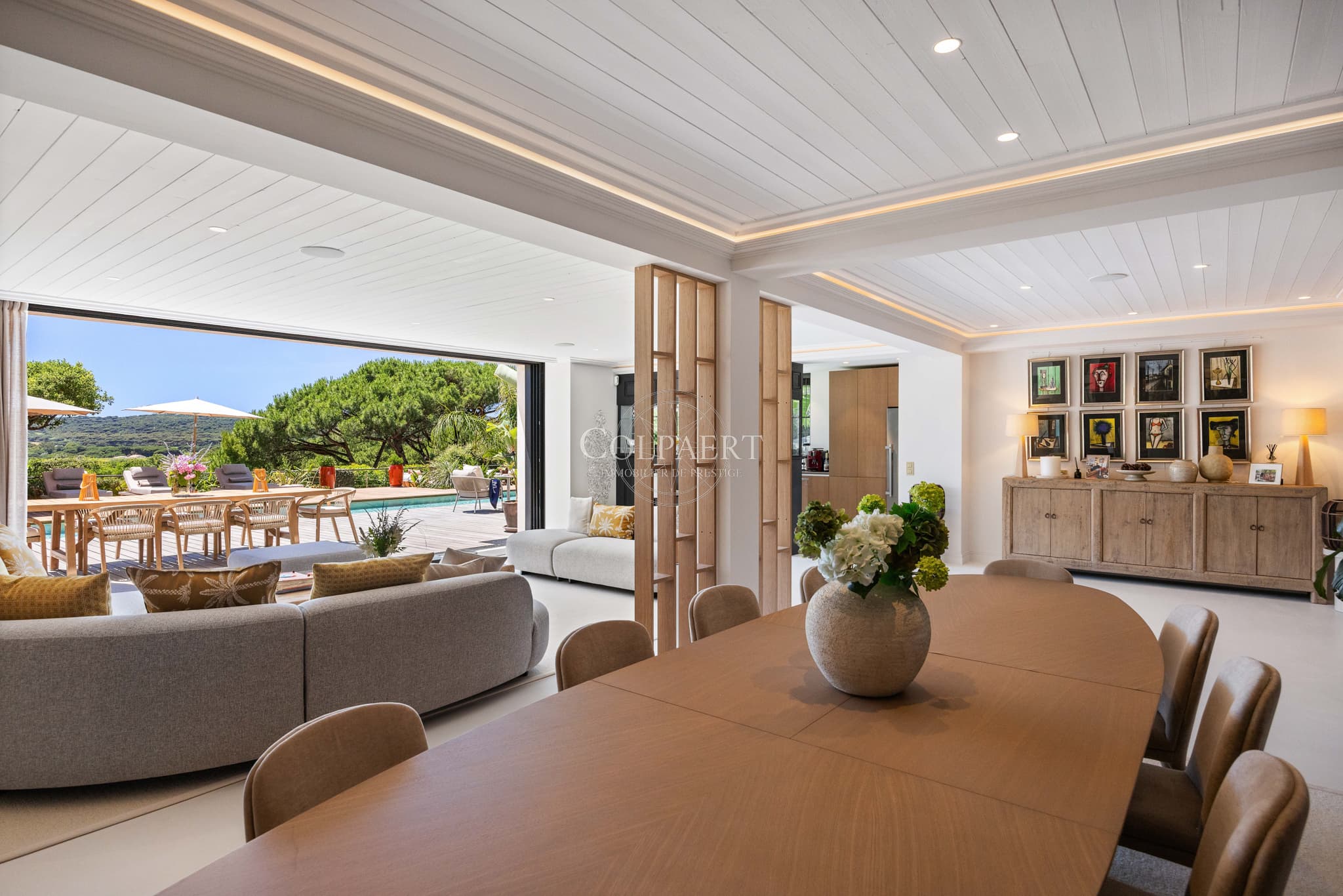 Salle à manger ouverte sur les terrasses et le jardin d'une propriété de luxe à quelques pas des plages de Pampelonne.