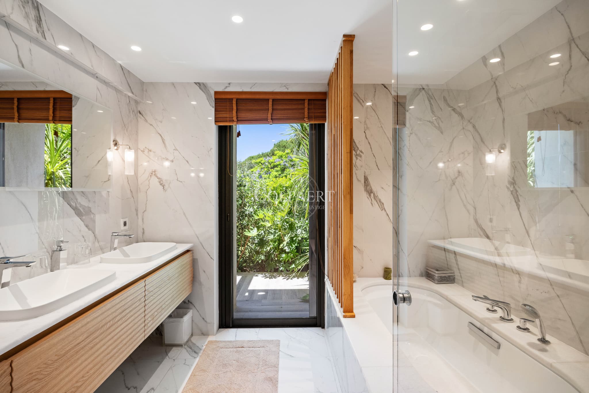 Salle de bains contemporaine aux finitions luxueuses réalisée avec des matériaux nobles et intemporels.