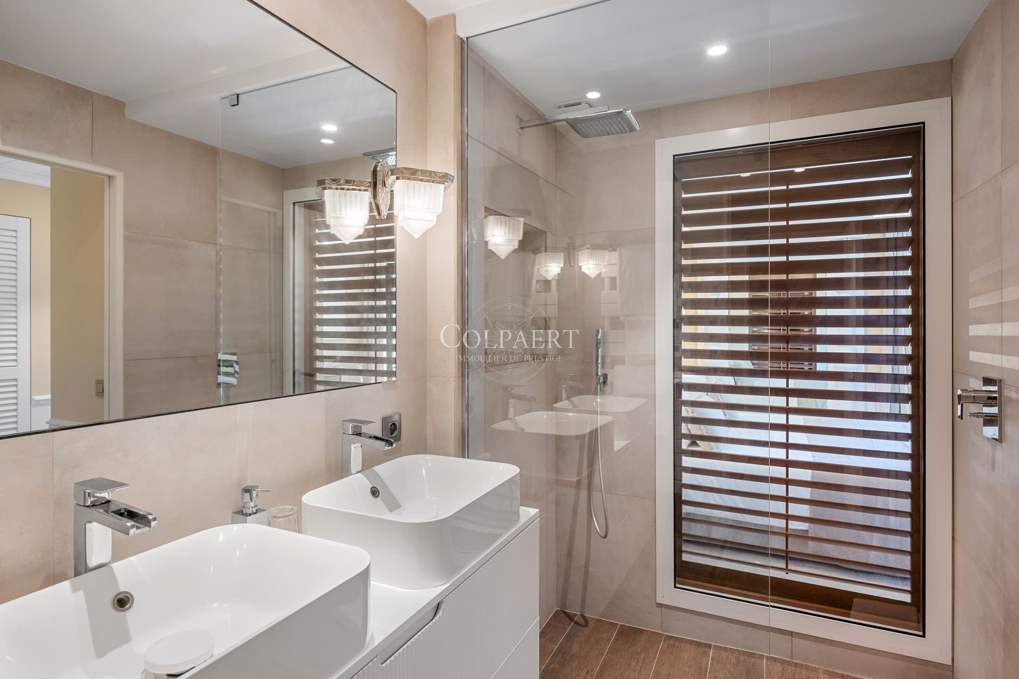 Salle de bains contemporaine aux finitions luxueuses réalisée avec des matériaux nobles et intemporels.