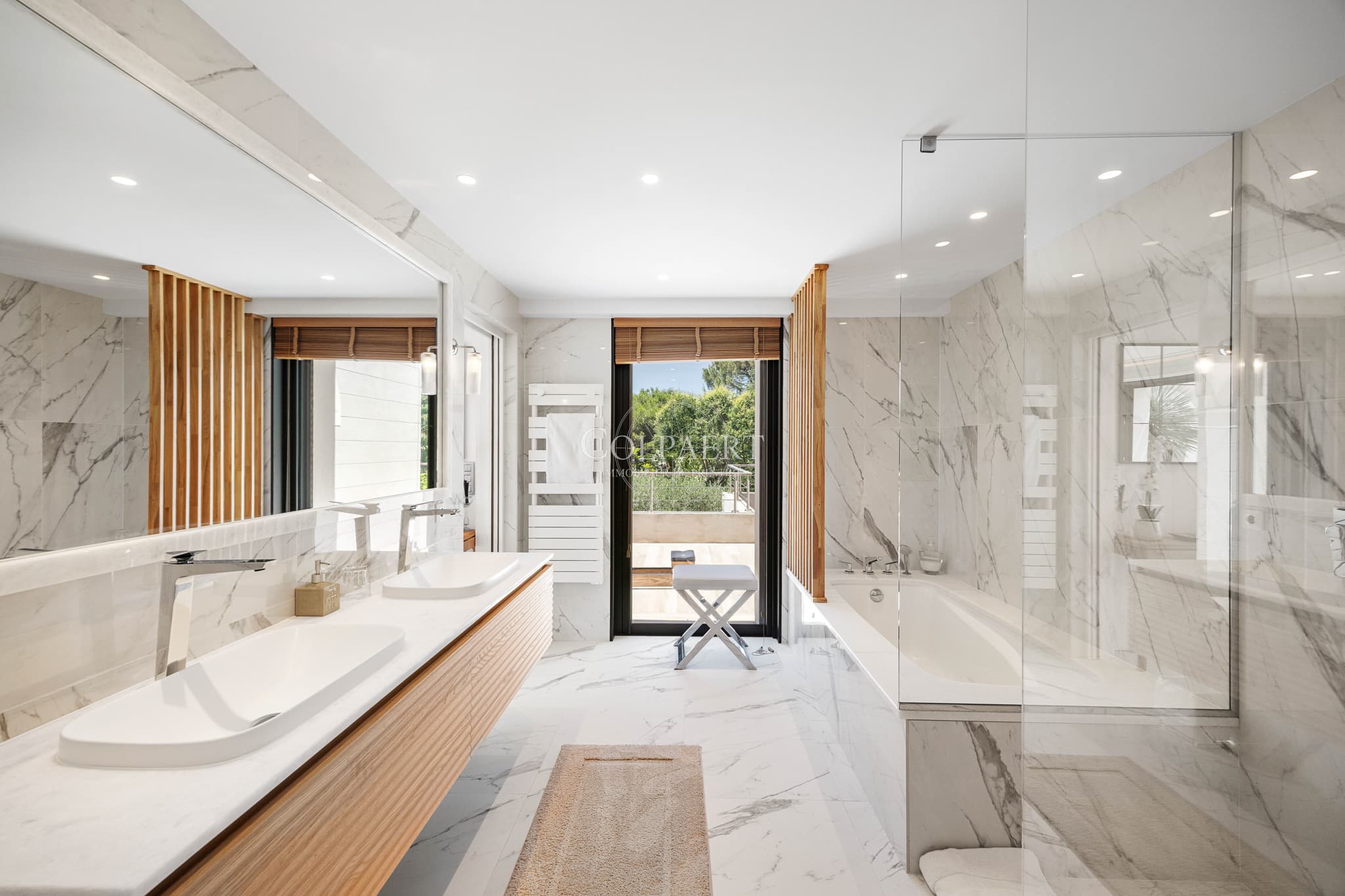 Salle de bains contemporaine aux finitions luxueuses réalisée avec des matériaux nobles et intemporels.