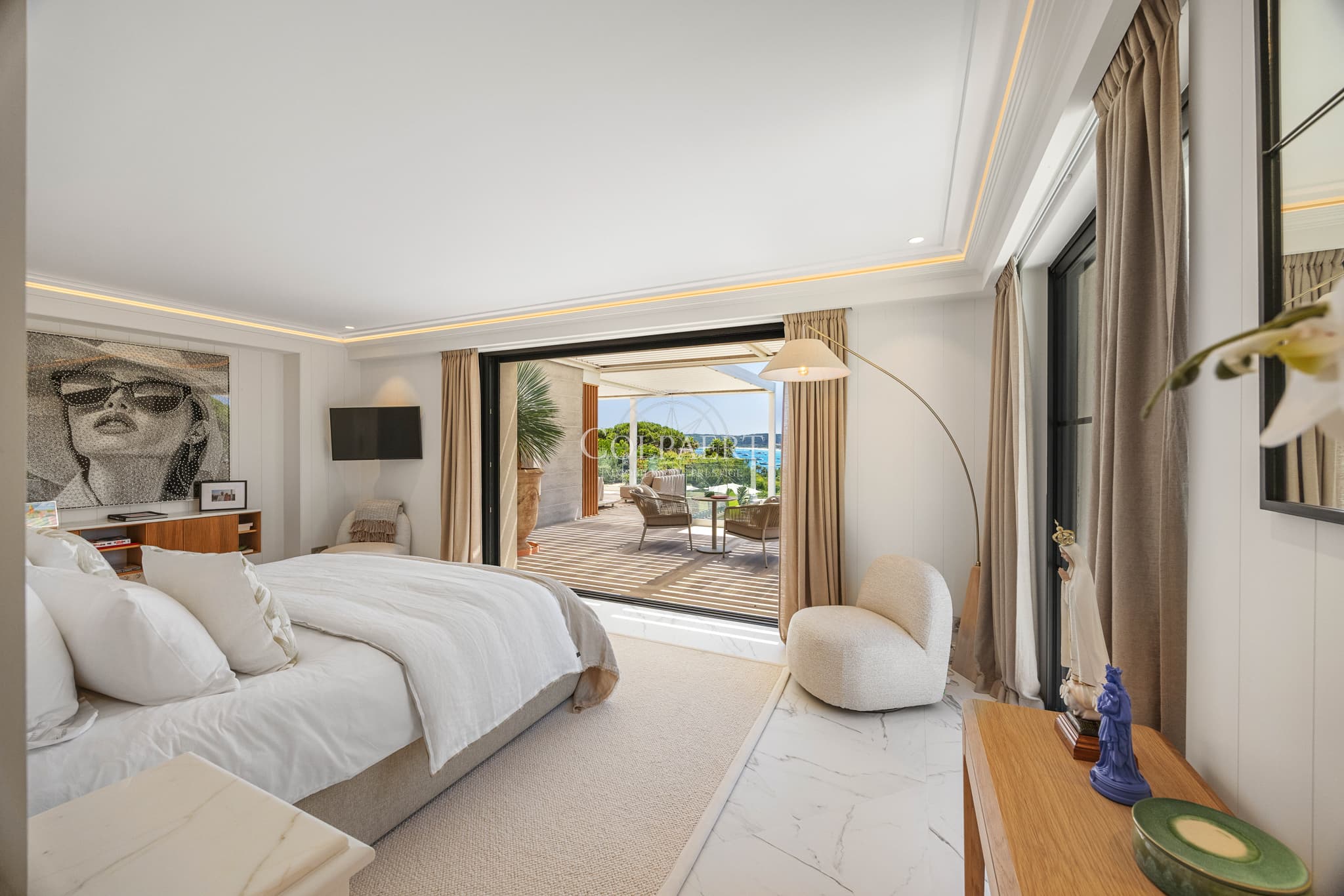 Suite raffinée prolongée par une terrasse privative, alliant confort, élégance et art de vivre méditerranéen.