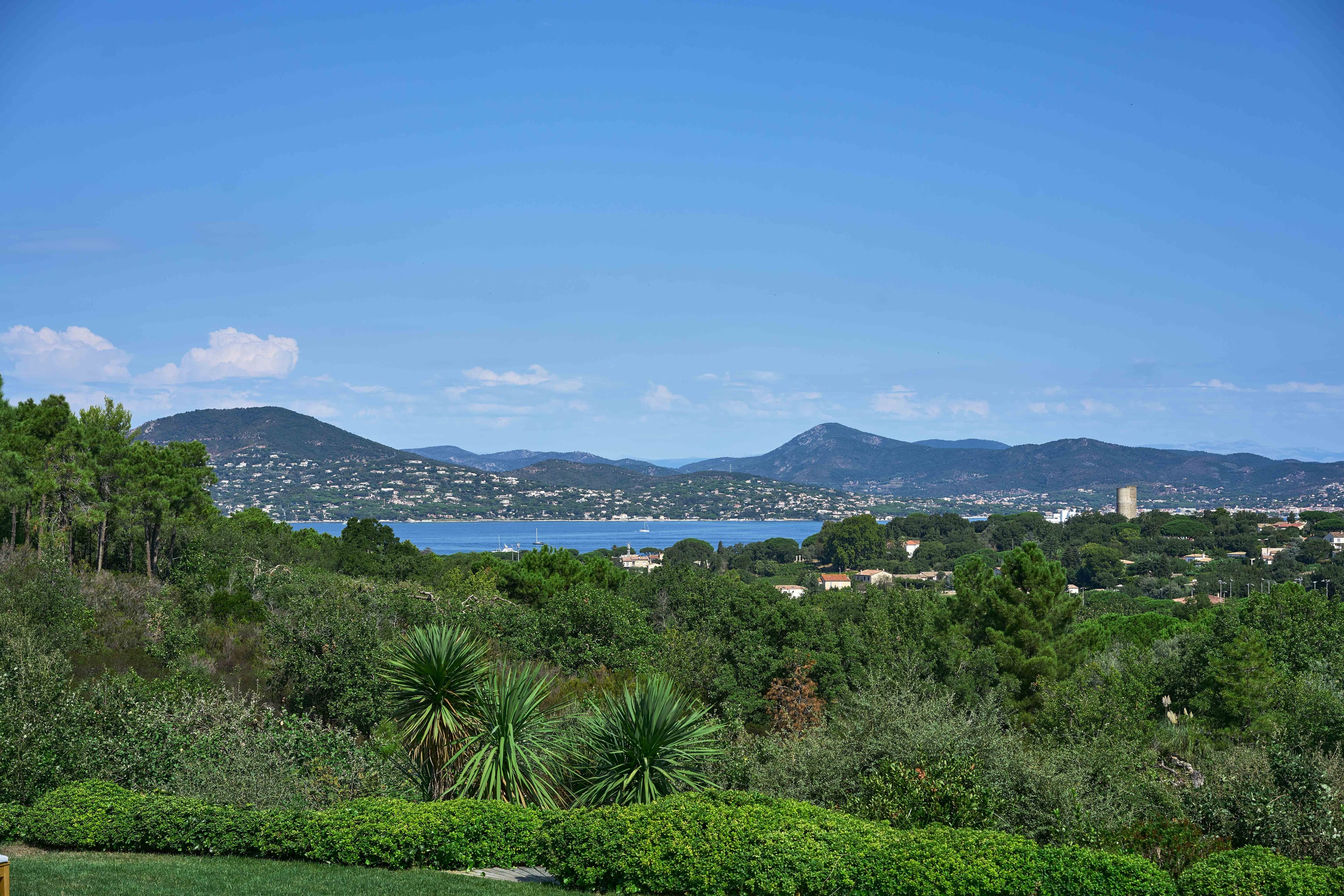 Vue spectaculaire sur la mer, les collines et la campagne depuis cette propriété exclusive à Ramatuelle.