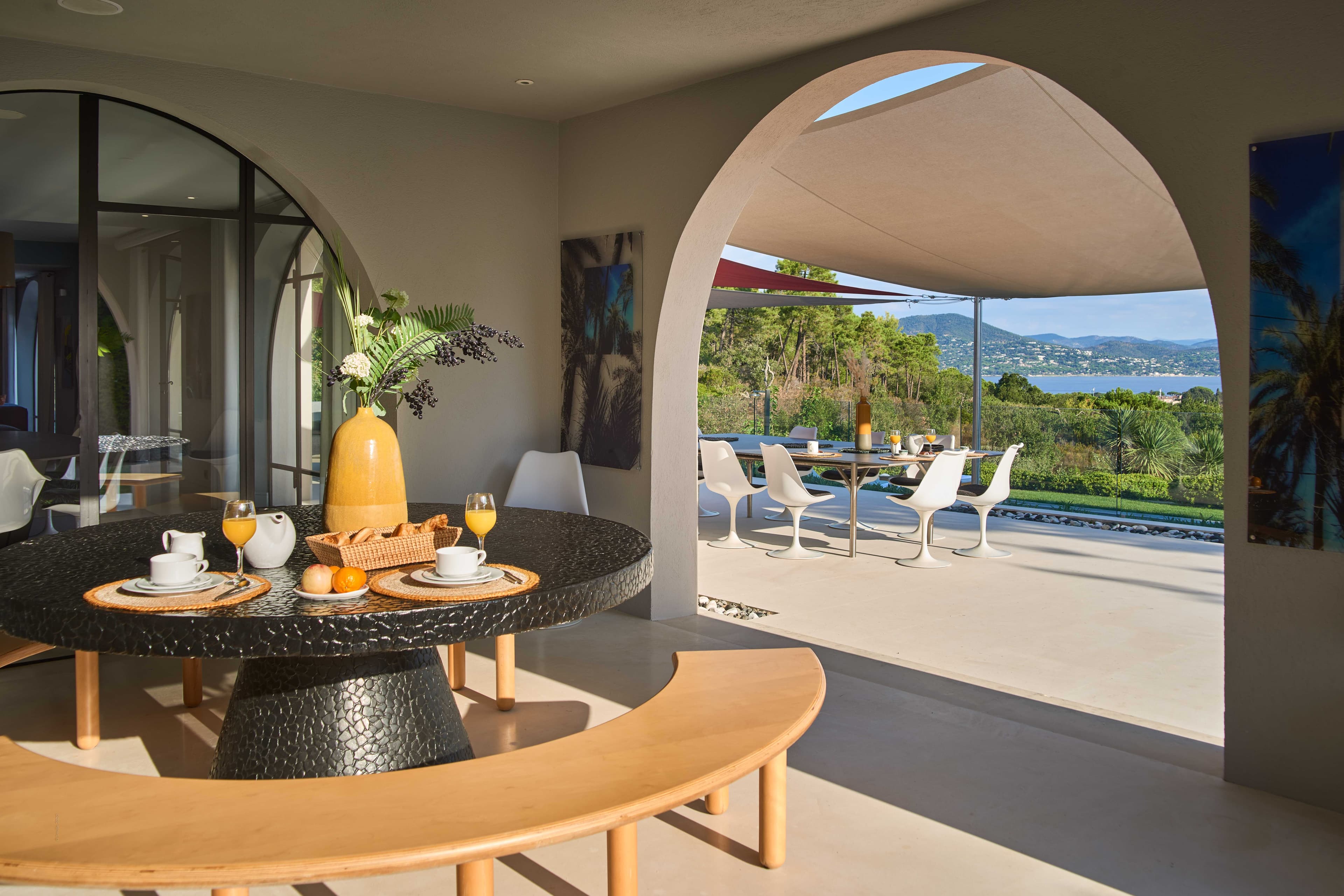 Terrasse panoramique avec vue mer spectaculaire dans une villa de luxe à Ramatuelle, au cœur de la presqu’île de Saint-Tropez.