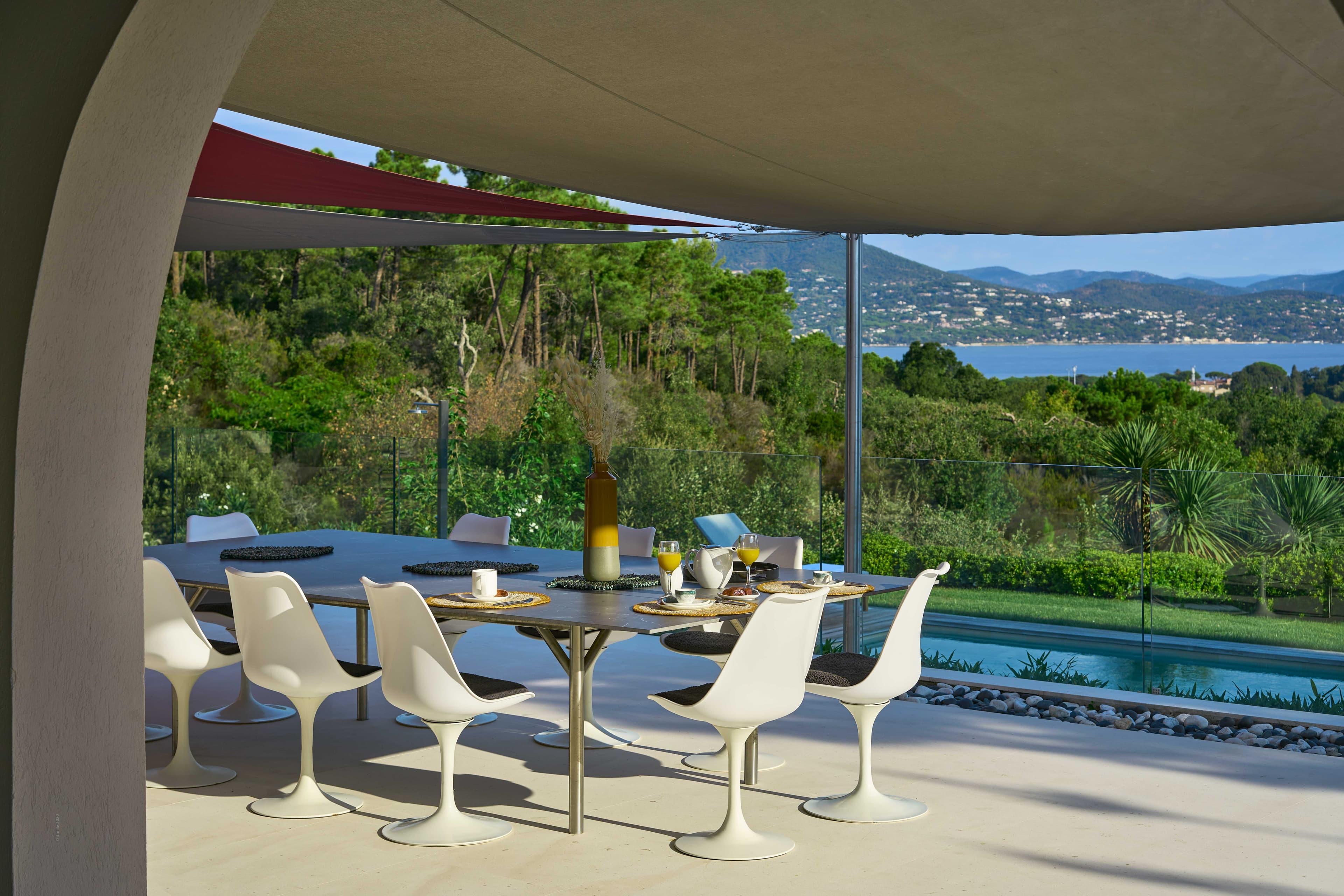 Terrasse panoramique avec vue mer spectaculaire dans une villa de luxe à Ramatuelle, au cœur de la presqu’île de Saint-Tropez.