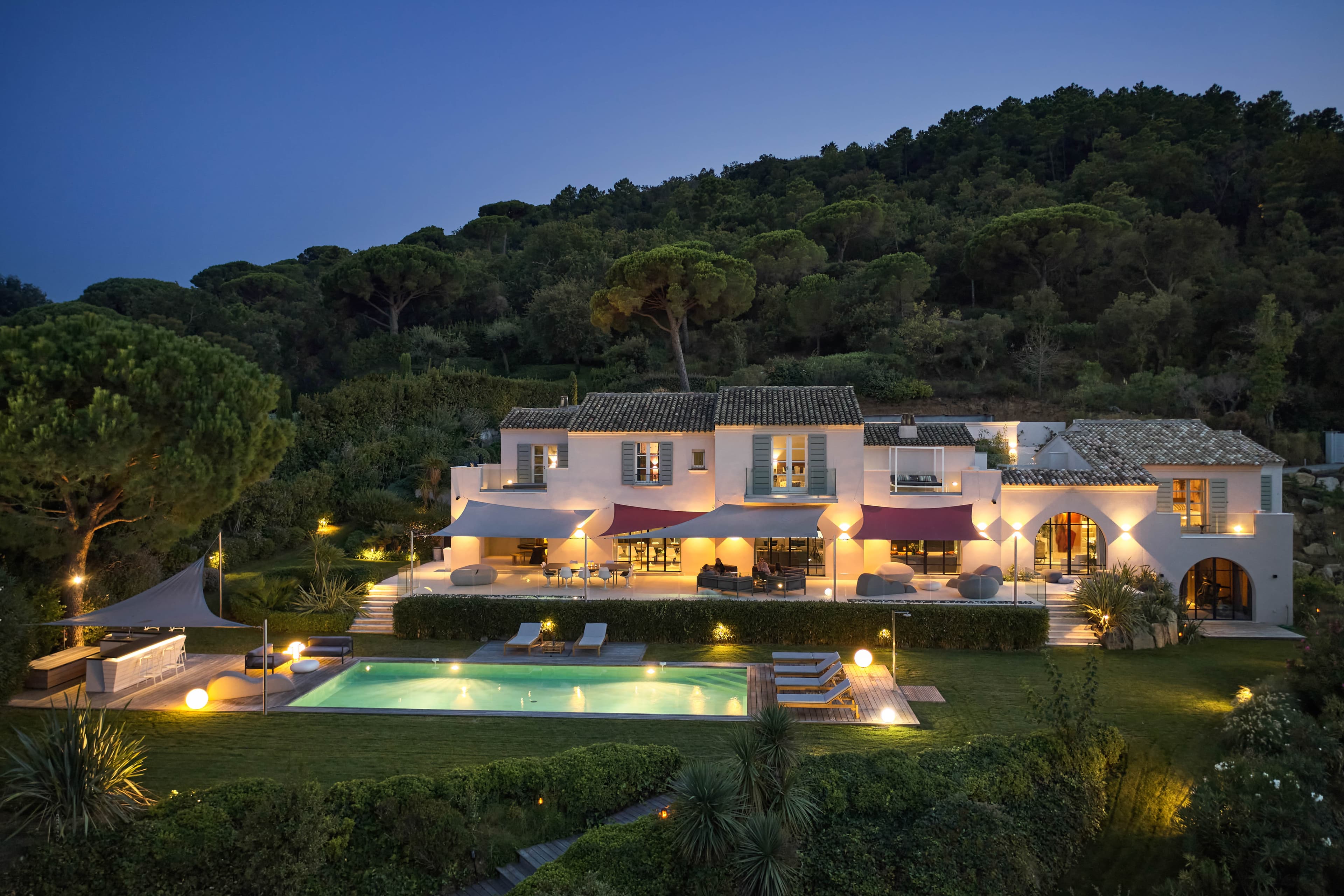Villa de prestige avec hélipad privé, spa intérieur et prestations exclusives dans le Golfe de Saint-Tropez.