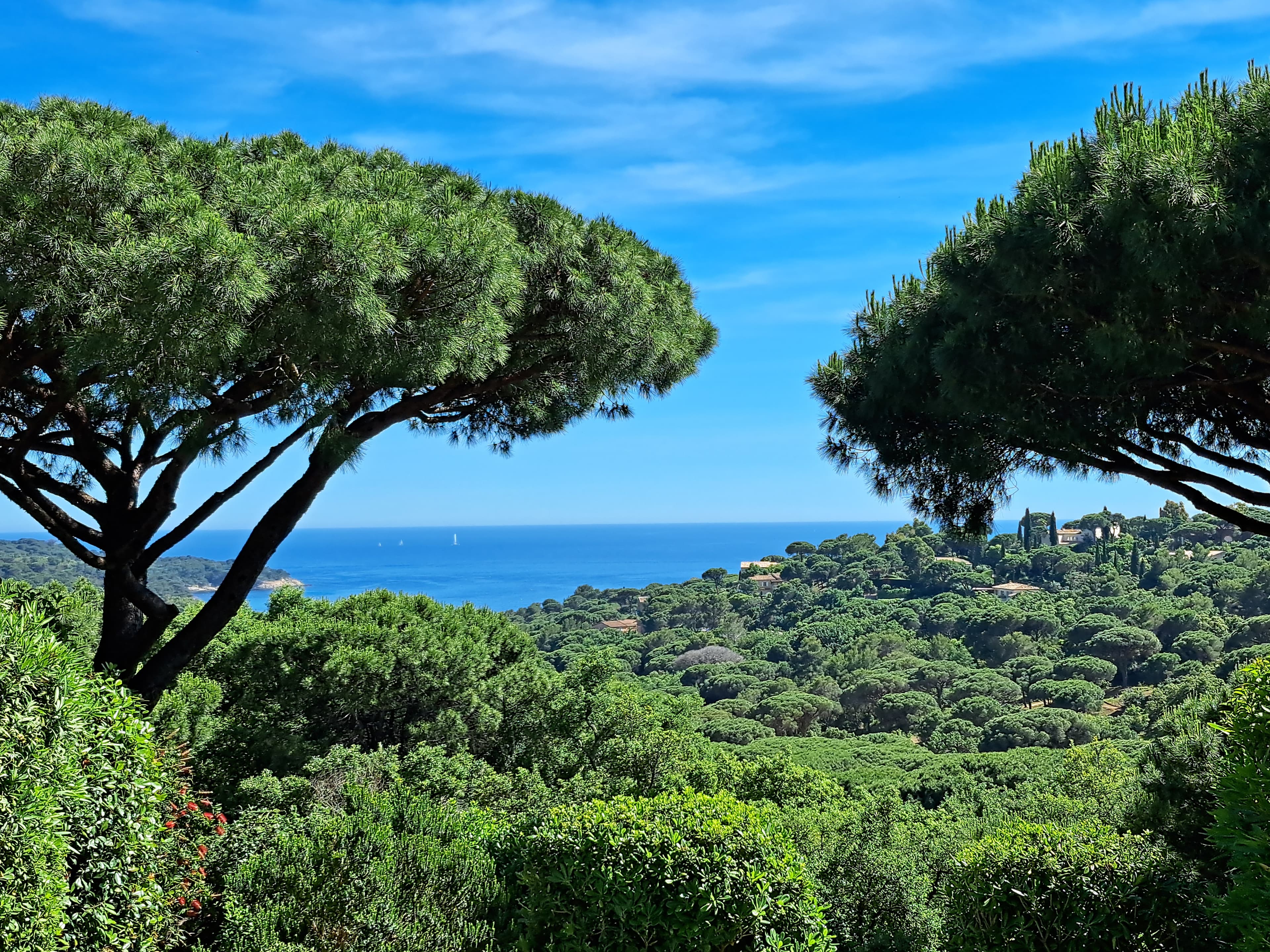 Villa néoprovençale rénovée à Gigaro avec vue panoramique sur la Méditerranée