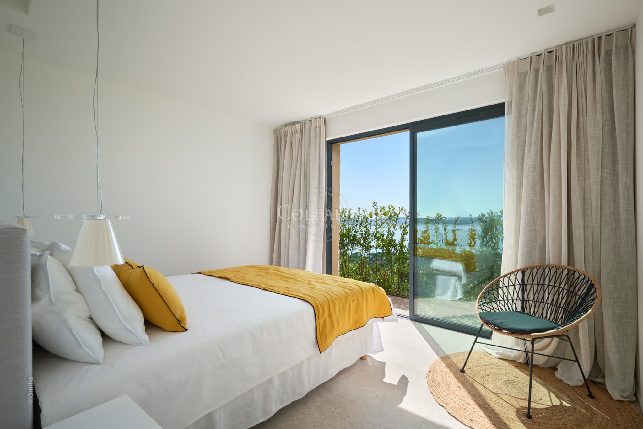 Chambre confortable avec salle de douche dans cette villa contemporaine à vendre à Grimaud, proche du golfe de Saint‑Tropez.