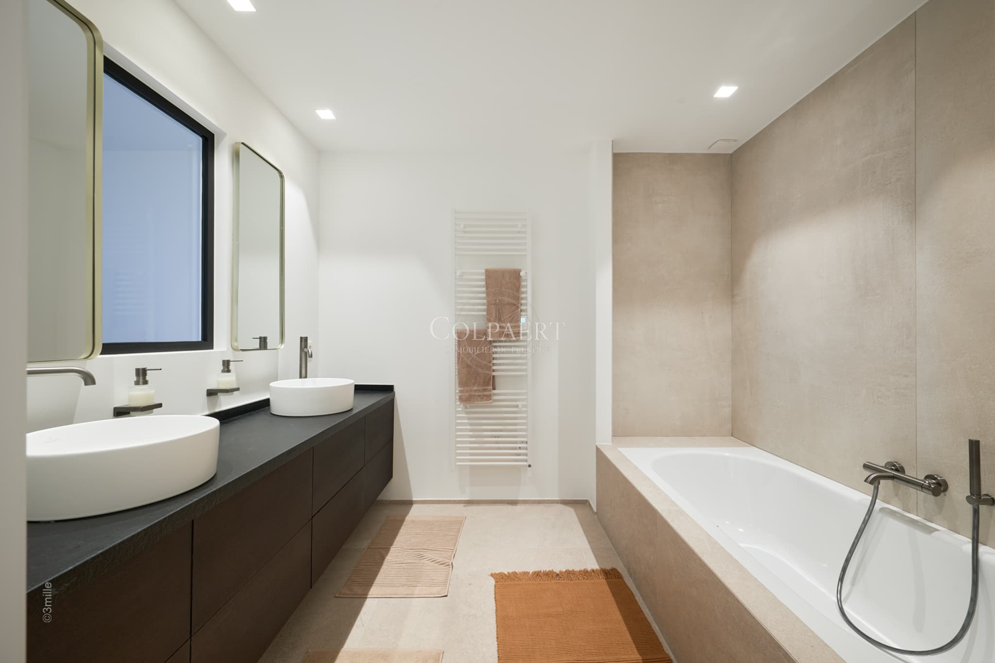 Salle de bain moderne dans cette villa contemporaine à vendre à Grimaud avec prestations haut de gamme et vue sur le golfe de Saint‑Tropez.