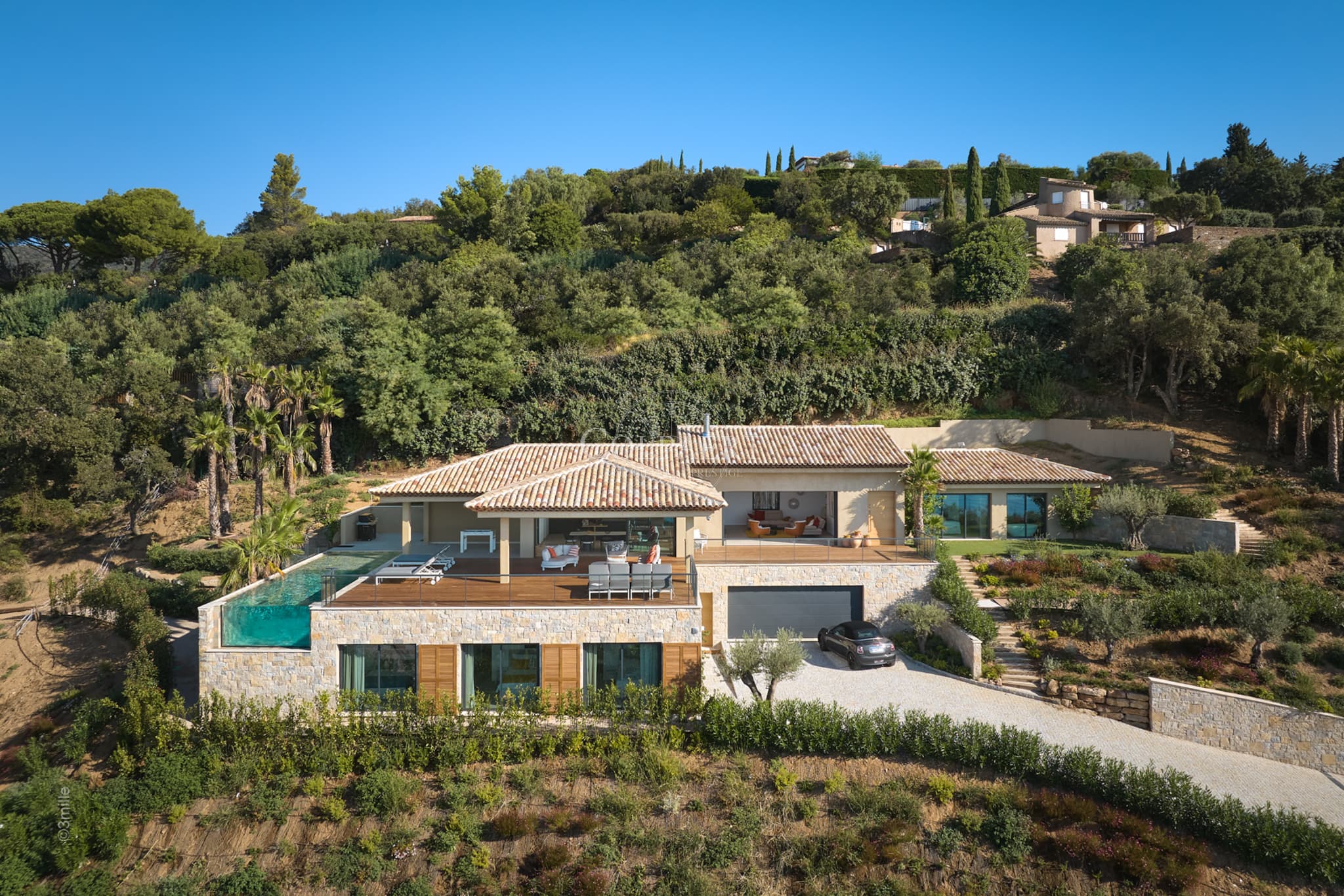 Villa contemporaine à vendre à Grimaud avec vue mer panoramique sur le golfe de Saint‑Tropez, située dans un environnement résidentiel prisé.