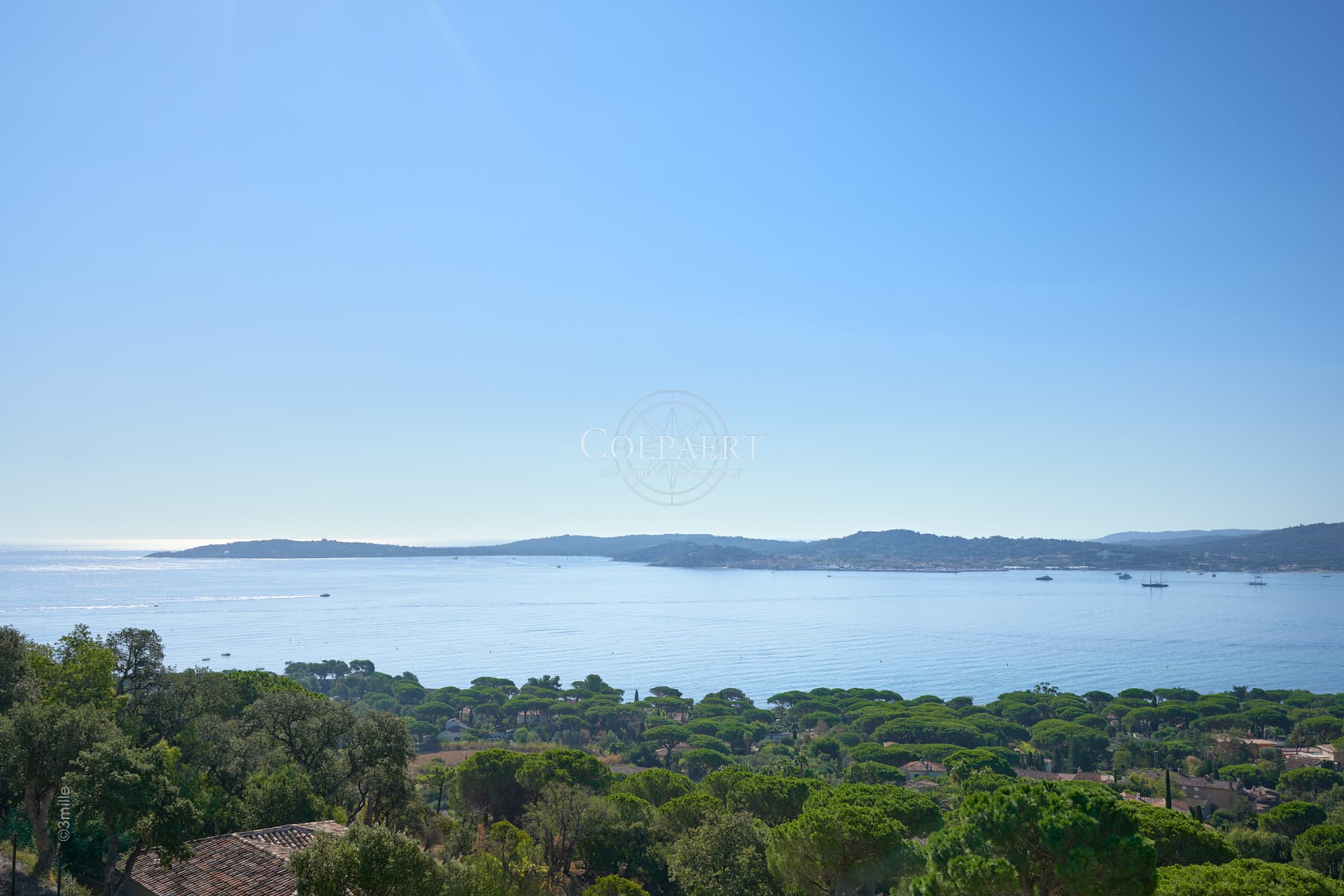 Vue mer panoramique exceptionnelle pour cette villa contemporaine à vendre à Grimaud, au cœur du golfe de Saint‑Tropez.