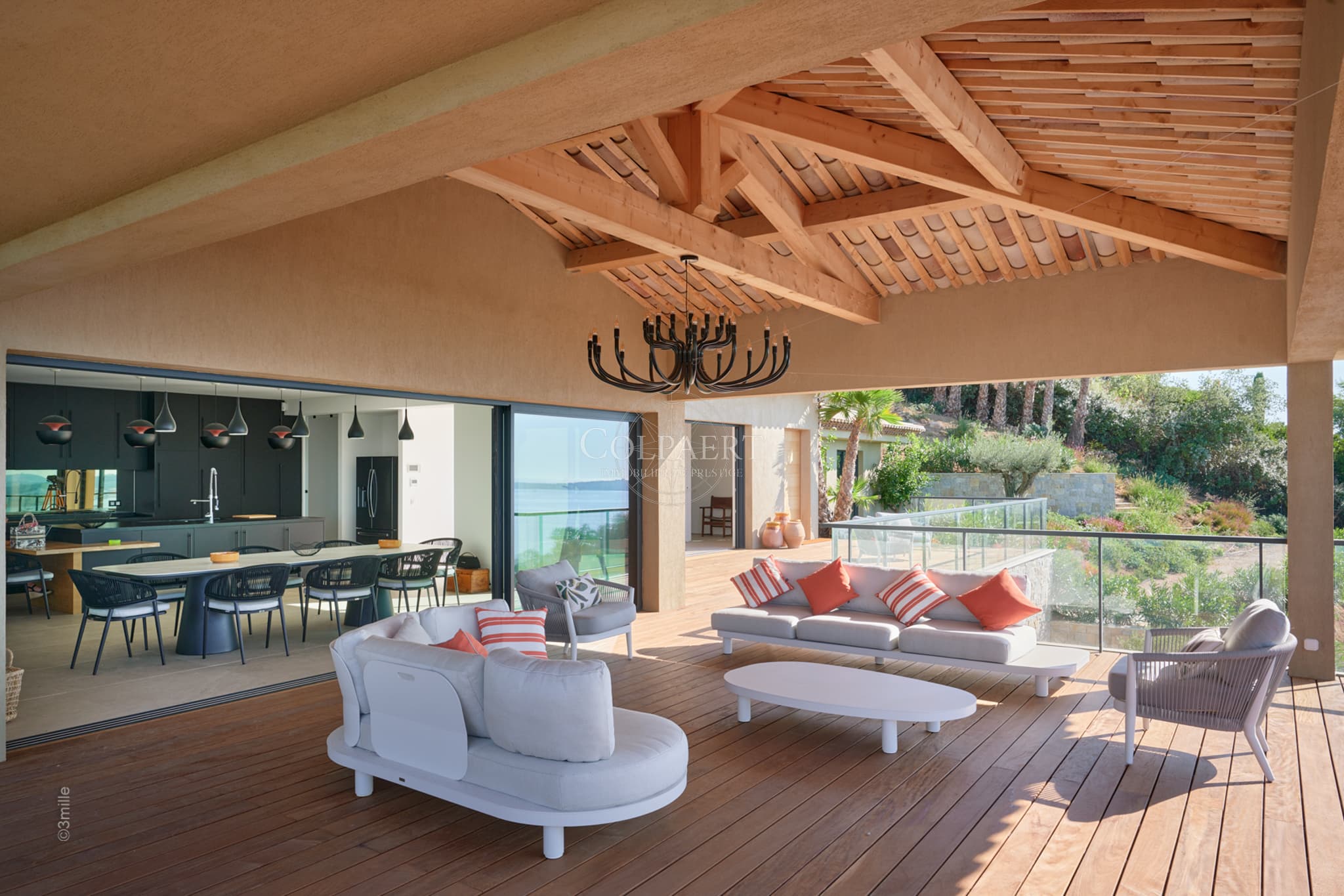 Larges terrasses ensoleillées avec vue mer pour cette villa contemporaine à vendre à Grimaud dans le golfe de Saint‑Tropez.