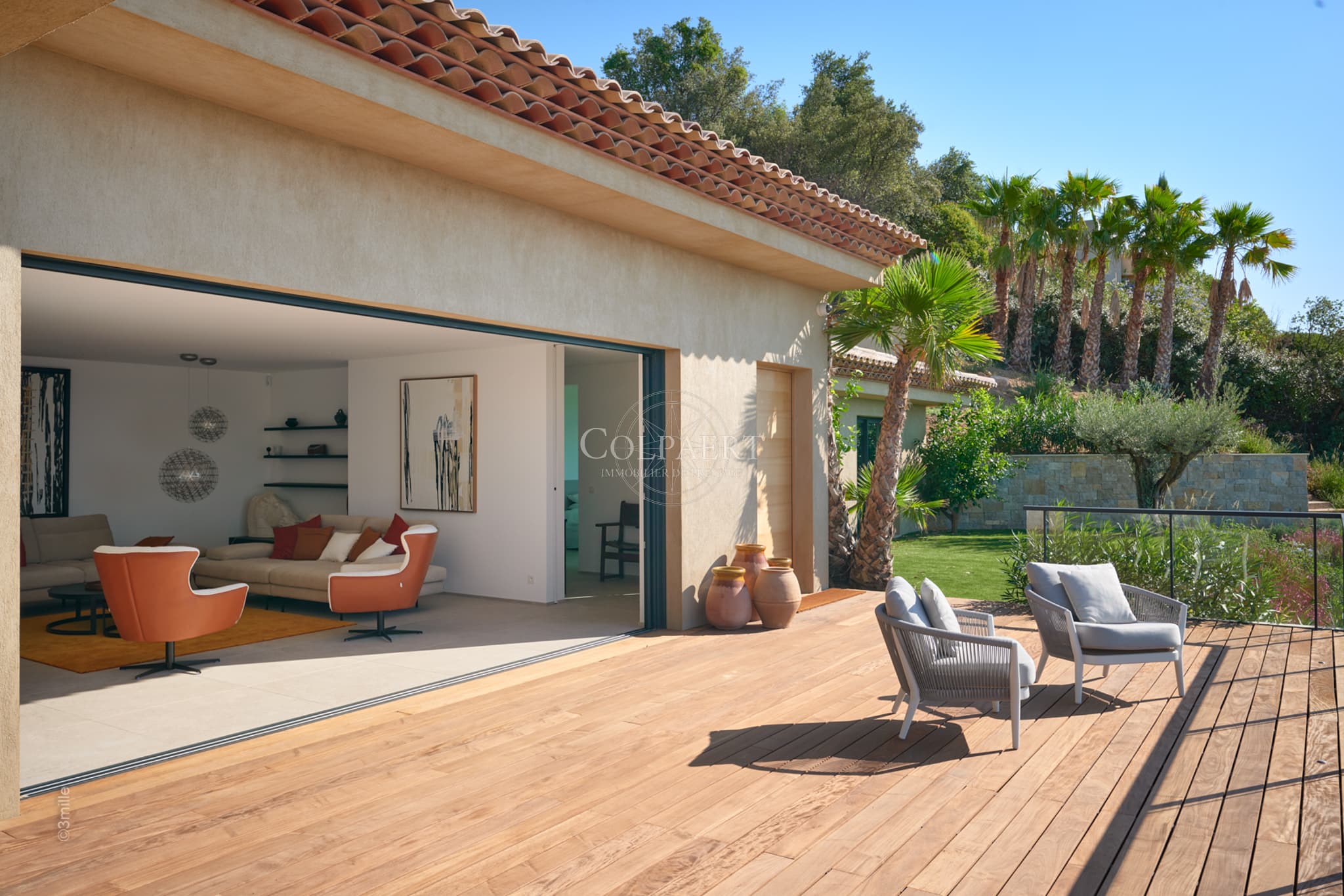 Larges terrasses ensoleillées avec vue mer pour cette villa contemporaine à vendre à Grimaud dans le golfe de Saint‑Tropez.