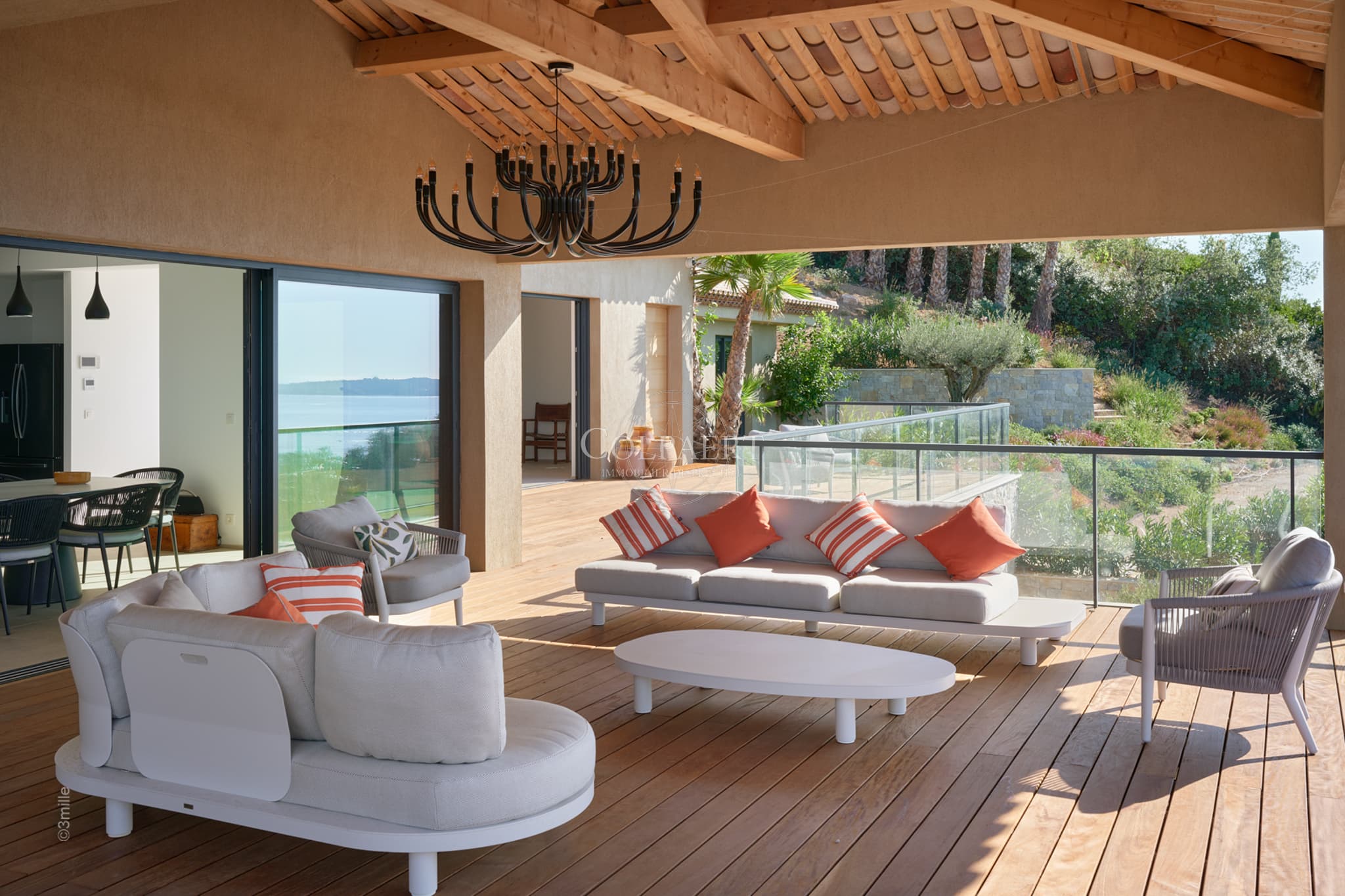 Larges terrasses ensoleillées avec vue mer pour cette villa contemporaine à vendre à Grimaud dans le golfe de Saint‑Tropez.