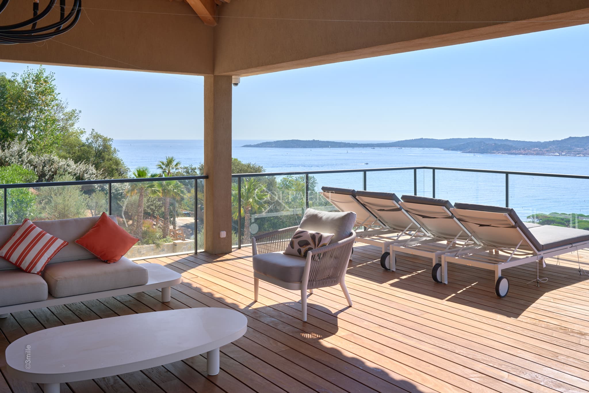 Larges terrasses ensoleillées avec vue mer pour cette villa contemporaine à vendre à Grimaud dans le golfe de Saint‑Tropez.