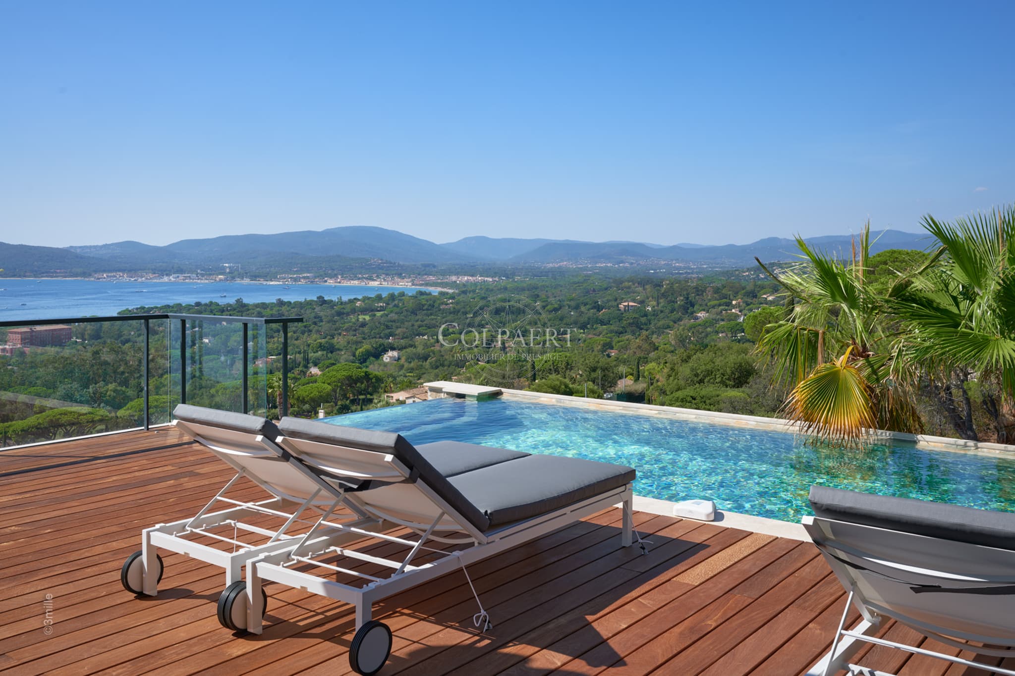 Piscine à débordement chauffée avec vue mer pour cette villa contemporaine à vendre à Grimaud dans le golfe de Saint‑Tropez.