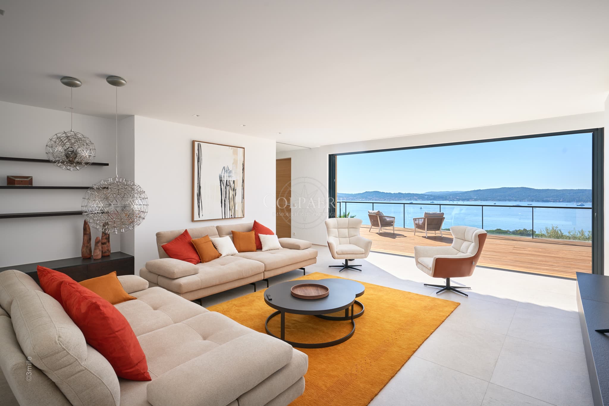 Vaste salon lumineux ouvert sur les terrasses dans cette villa contemporaine à vendre à Grimaud avec vue sur le golfe de Saint‑Tropez.