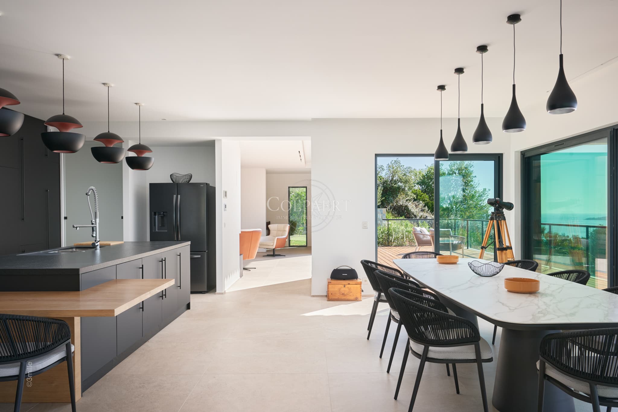 Cuisine moderne entièrement équipée dans cette villa contemporaine à vendre à Grimaud avec vue mer sur le golfe de Saint‑Tropez.