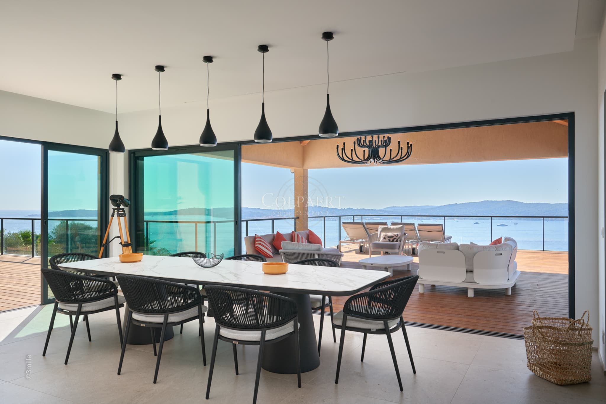 Cuisine moderne entièrement équipée dans cette villa contemporaine à vendre à Grimaud avec vue mer sur le golfe de Saint‑Tropez.