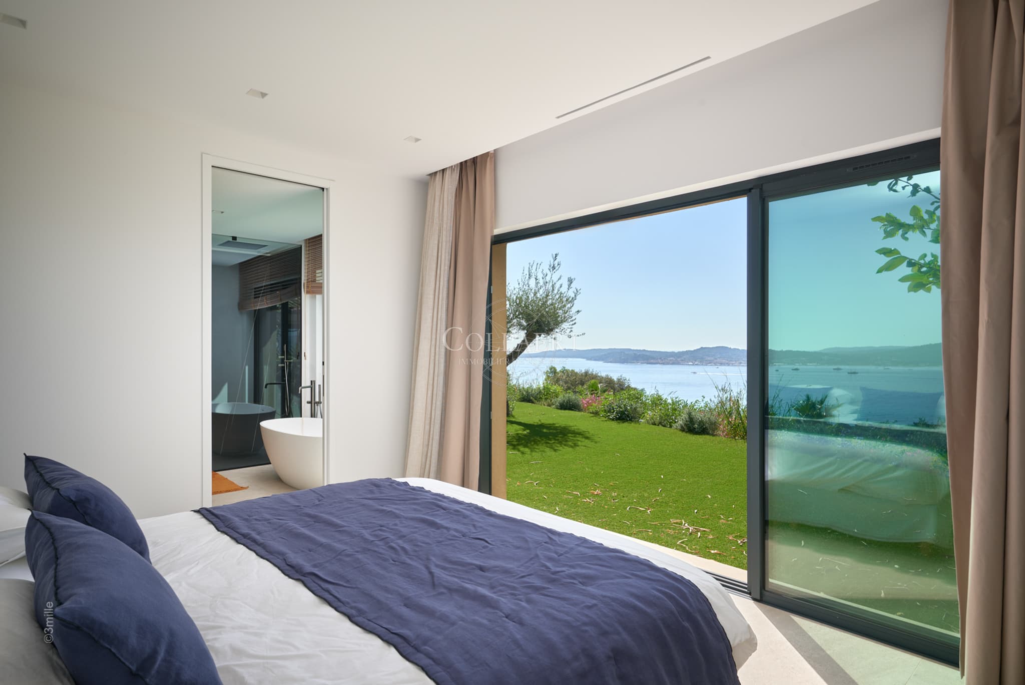 Chambre confortable avec salle de douche dans cette villa contemporaine à vendre à Grimaud, proche du golfe de Saint‑Tropez.