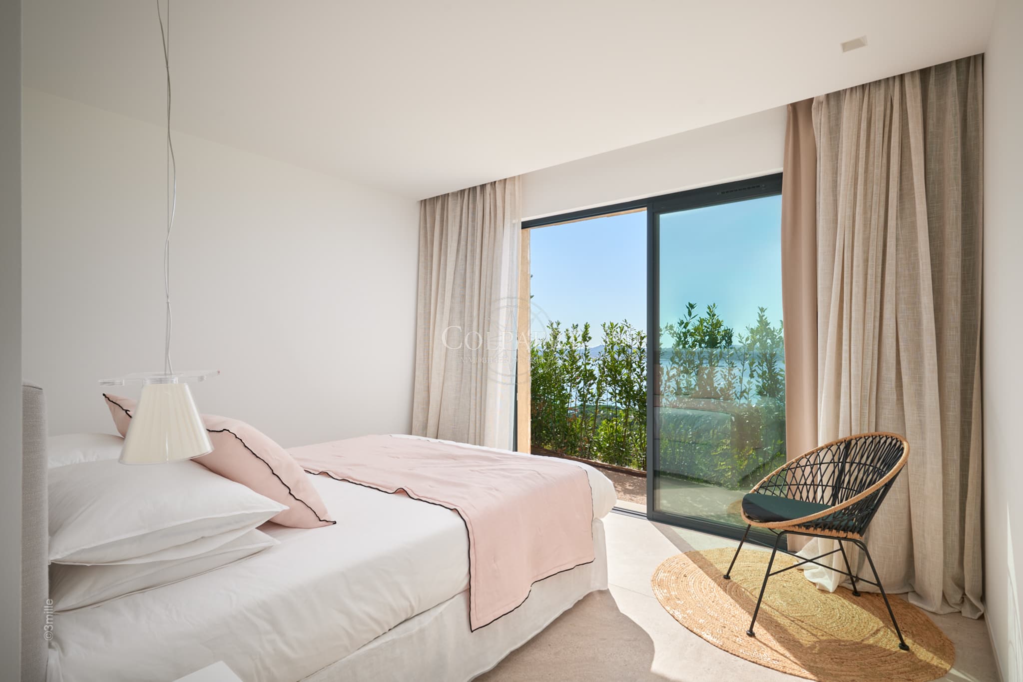 Chambre confortable avec salle de douche dans cette villa contemporaine à vendre à Grimaud, proche du golfe de Saint‑Tropez.
