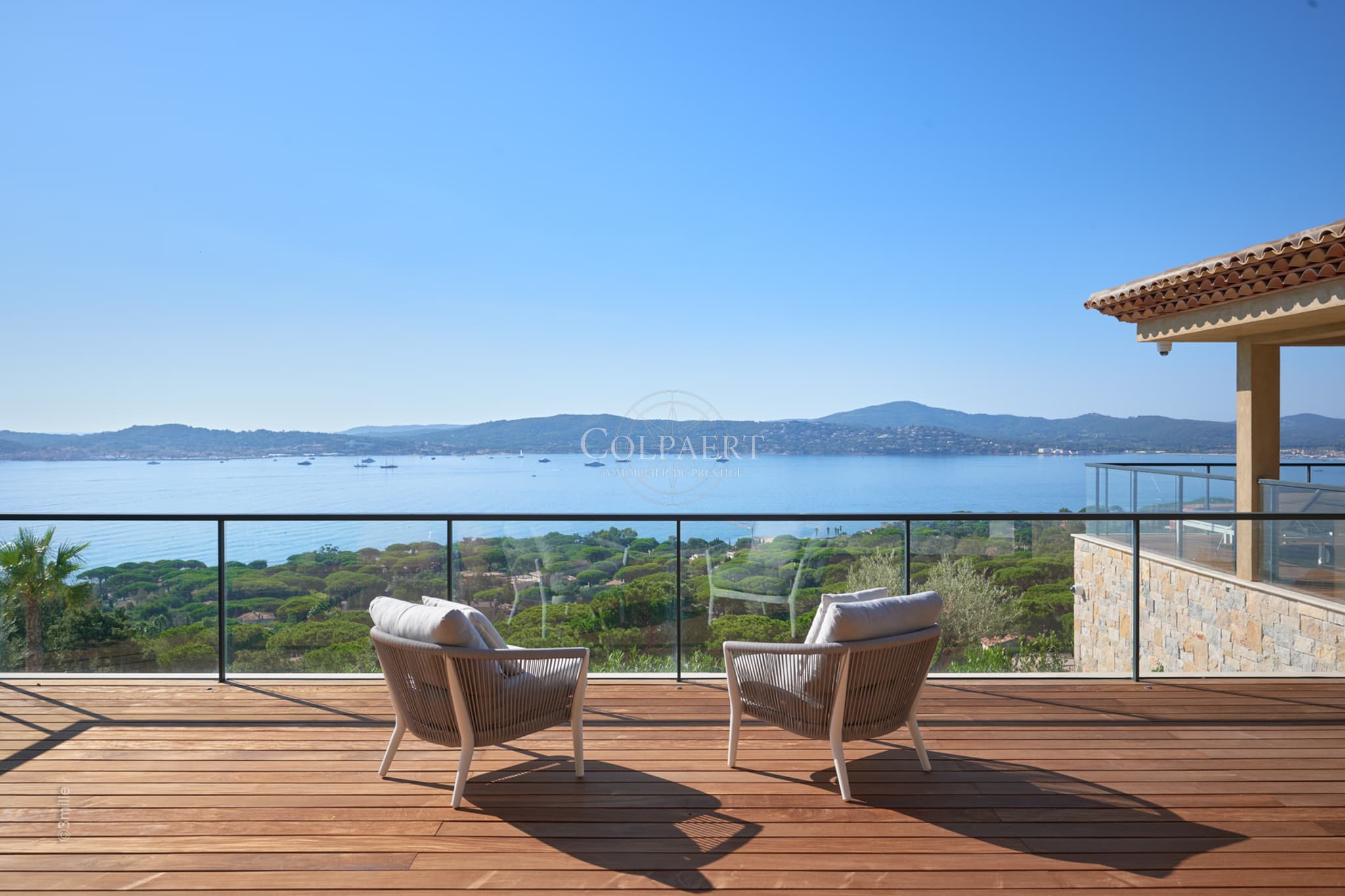 Vue mer panoramique exceptionnelle pour cette villa contemporaine à vendre à Grimaud, au cœur du golfe de Saint‑Tropez.