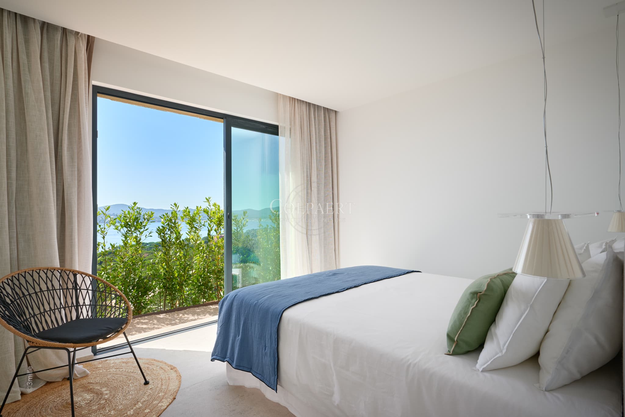 Chambre confortable avec salle de douche dans cette villa contemporaine à vendre à Grimaud, proche du golfe de Saint‑Tropez.
