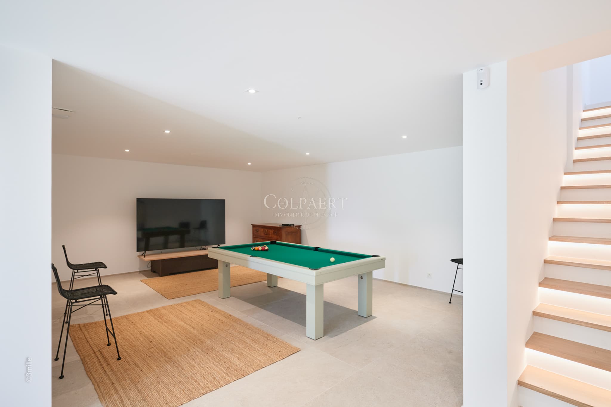 Salle de sport et espaces loisirs dans cette villa contemporaine à vendre à Grimaud avec vue mer sur le golfe de Saint‑Tropez.