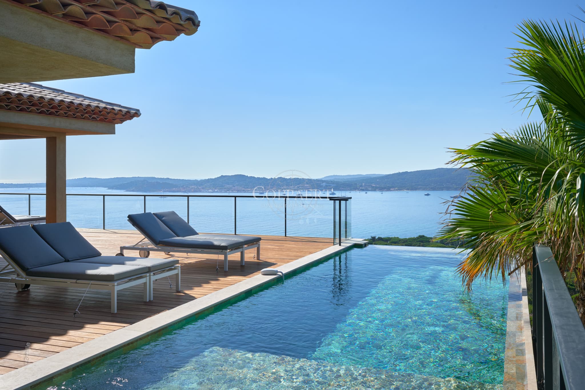 Piscine à débordement chauffée avec vue mer pour cette villa contemporaine à vendre à Grimaud dans le golfe de Saint‑Tropez.