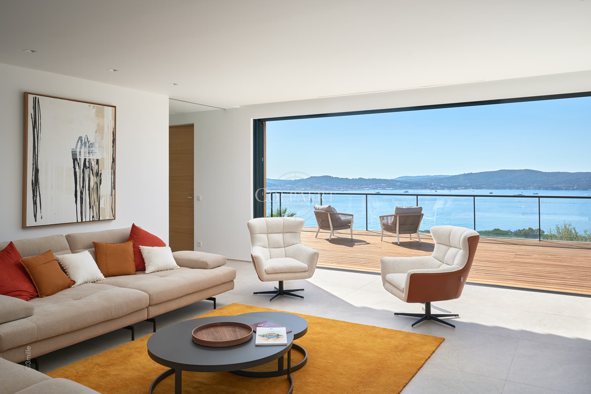 Villa contemporaine à vendre à Grimaud avec vue mer panoramique sur le golfe de Saint‑Tropez, située dans un environnement résidentiel prisé.
