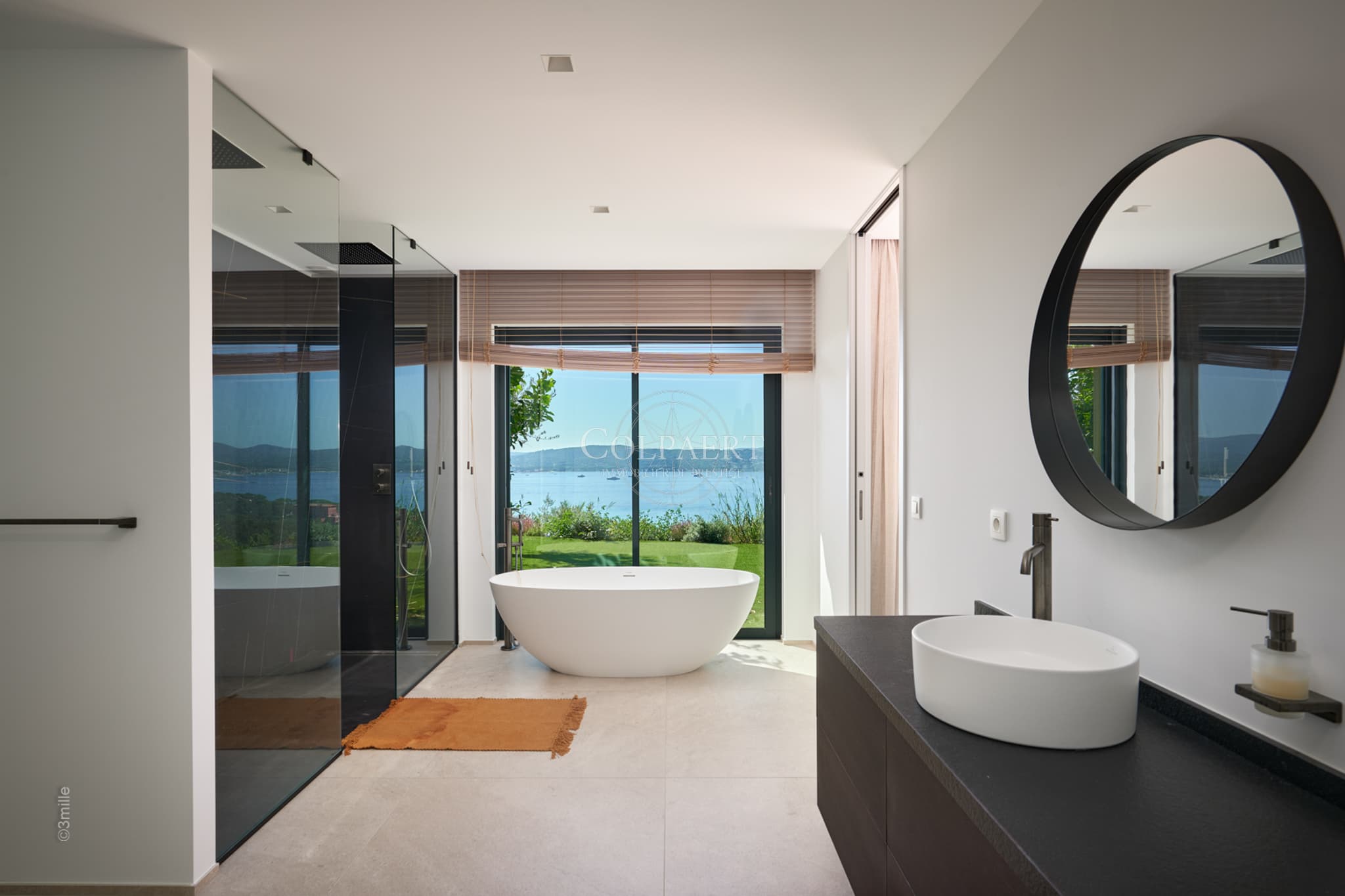 Salle de bain moderne dans cette villa contemporaine à vendre à Grimaud avec prestations haut de gamme et vue sur le golfe de Saint‑Tropez.