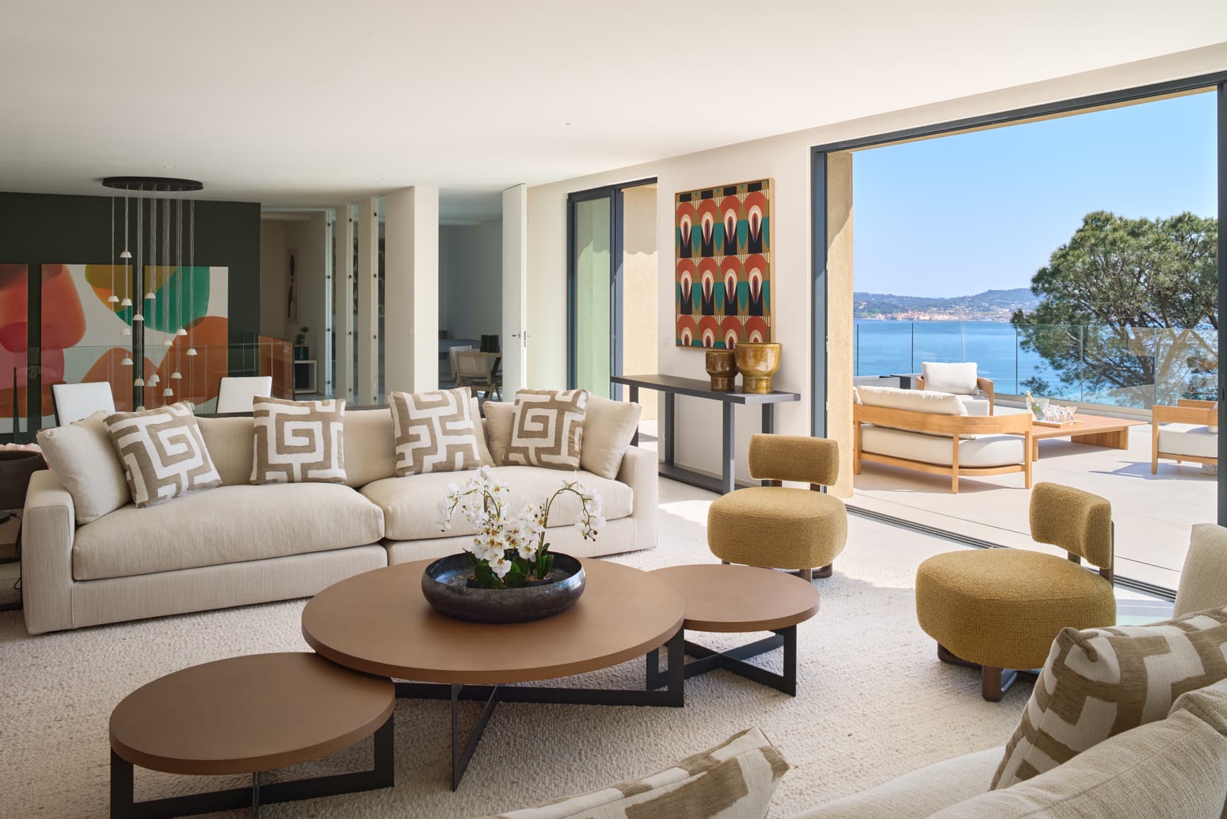 Vaste salon lumineux ouvert sur l’extérieur dans cette villa à vendre à Grimaud avec vue mer sur le golfe de Saint-Tropez.