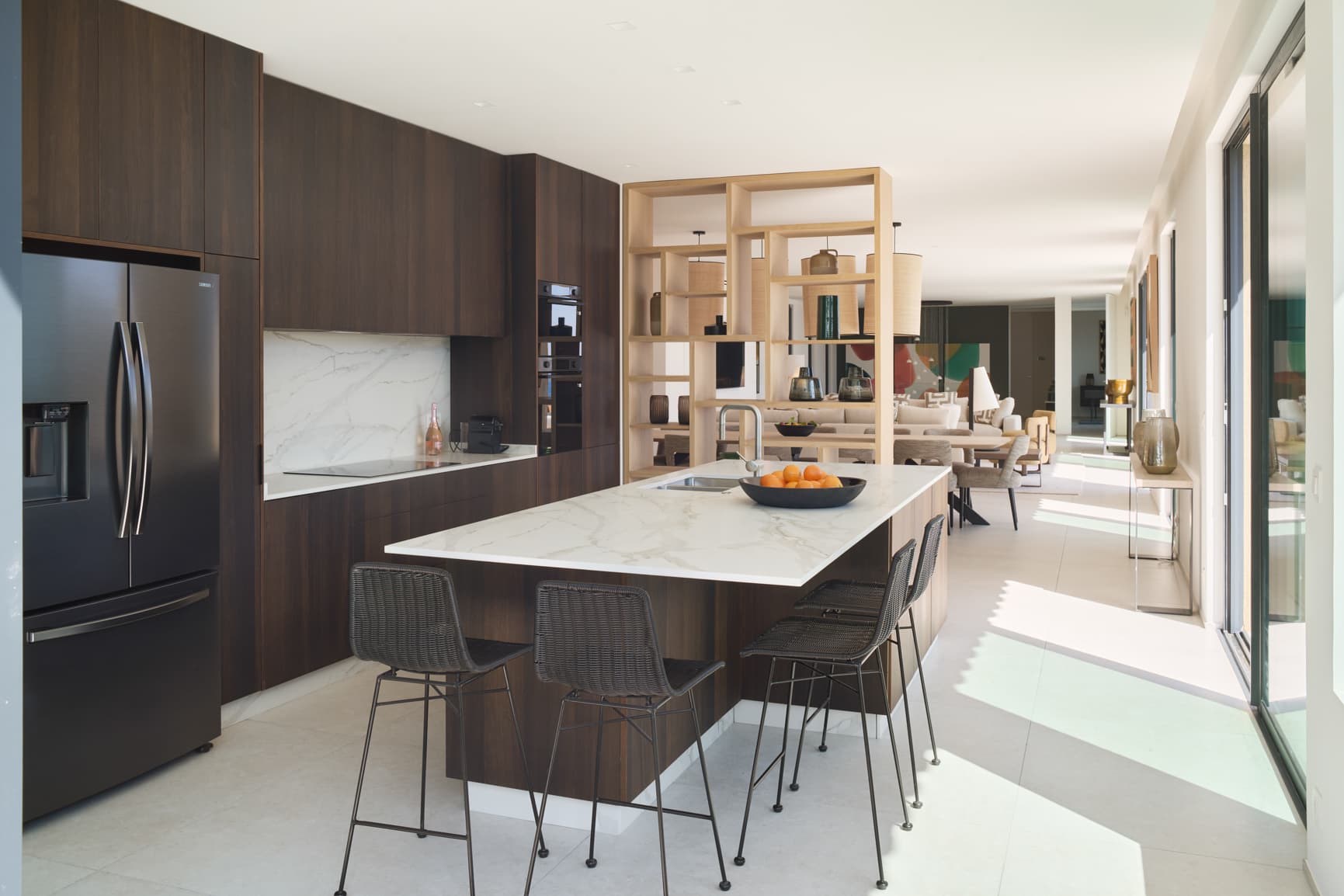 Cuisine contemporaine entièrement équipée dans cette villa à vendre à Grimaud avec vue mer sur le golfe de Saint-Tropez.