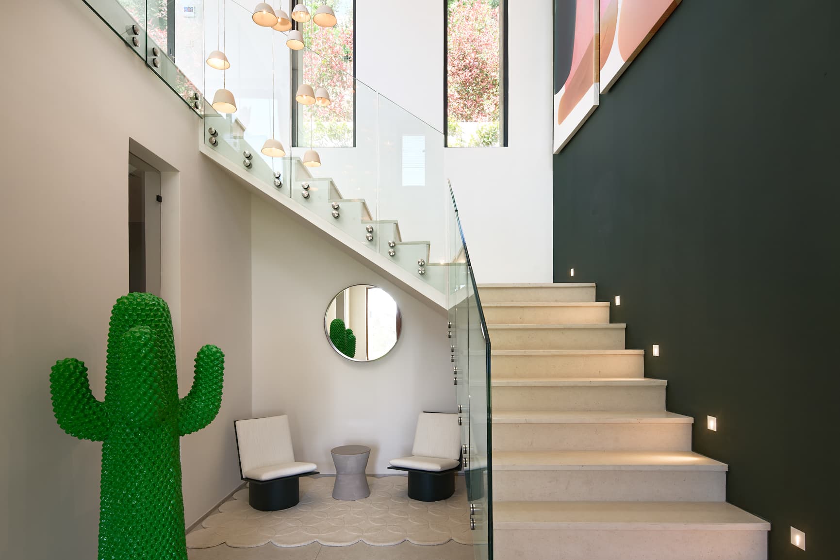 Hall d'entrée dans cette villa contemporaine à vendre à Grimaud au cœur du golfe de Saint-Tropez.