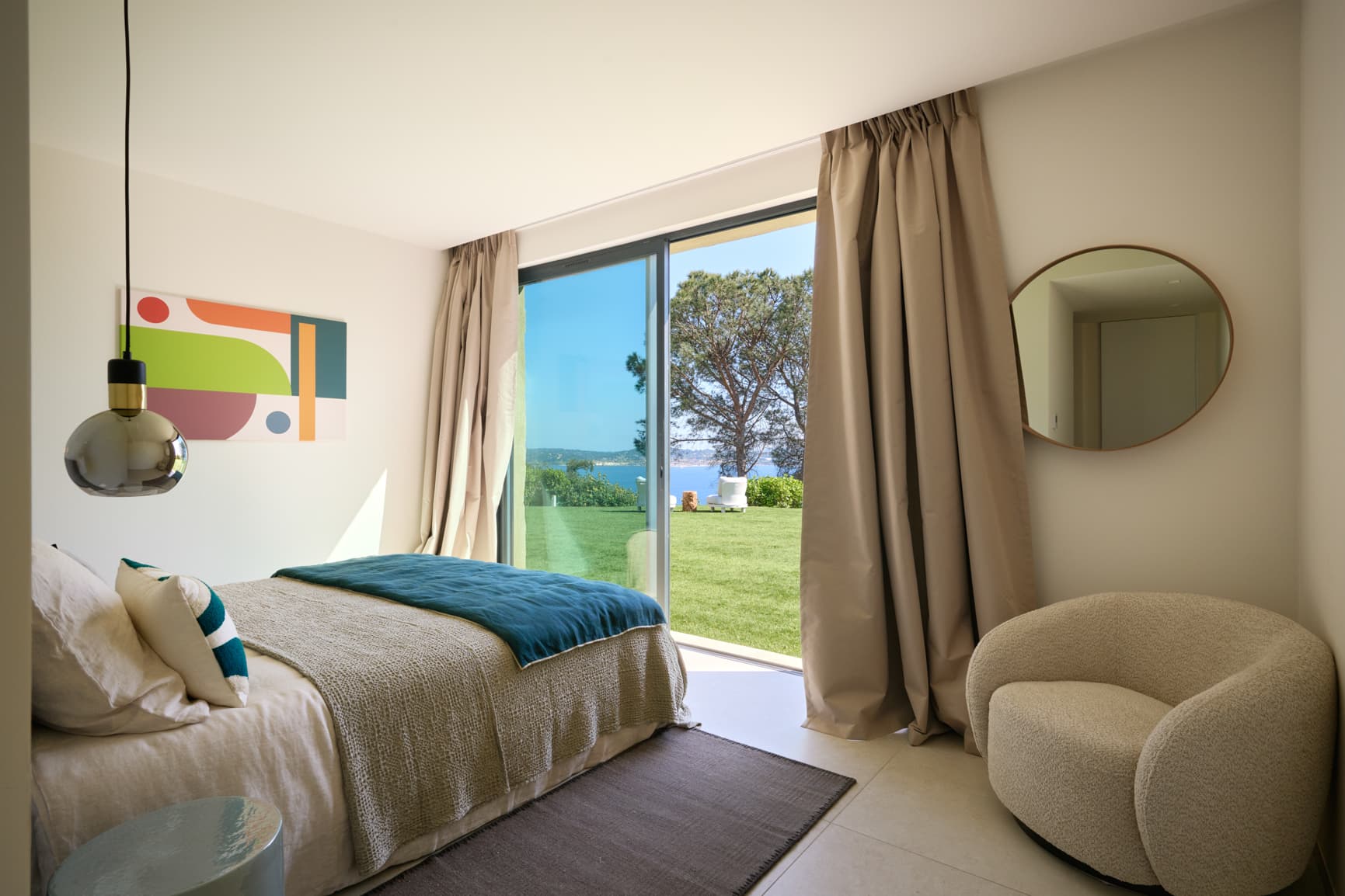 Chambre confortable avec vue mer dans cette villa contemporaine à vendre à Grimaud au cœur du golfe de Saint-Tropez.