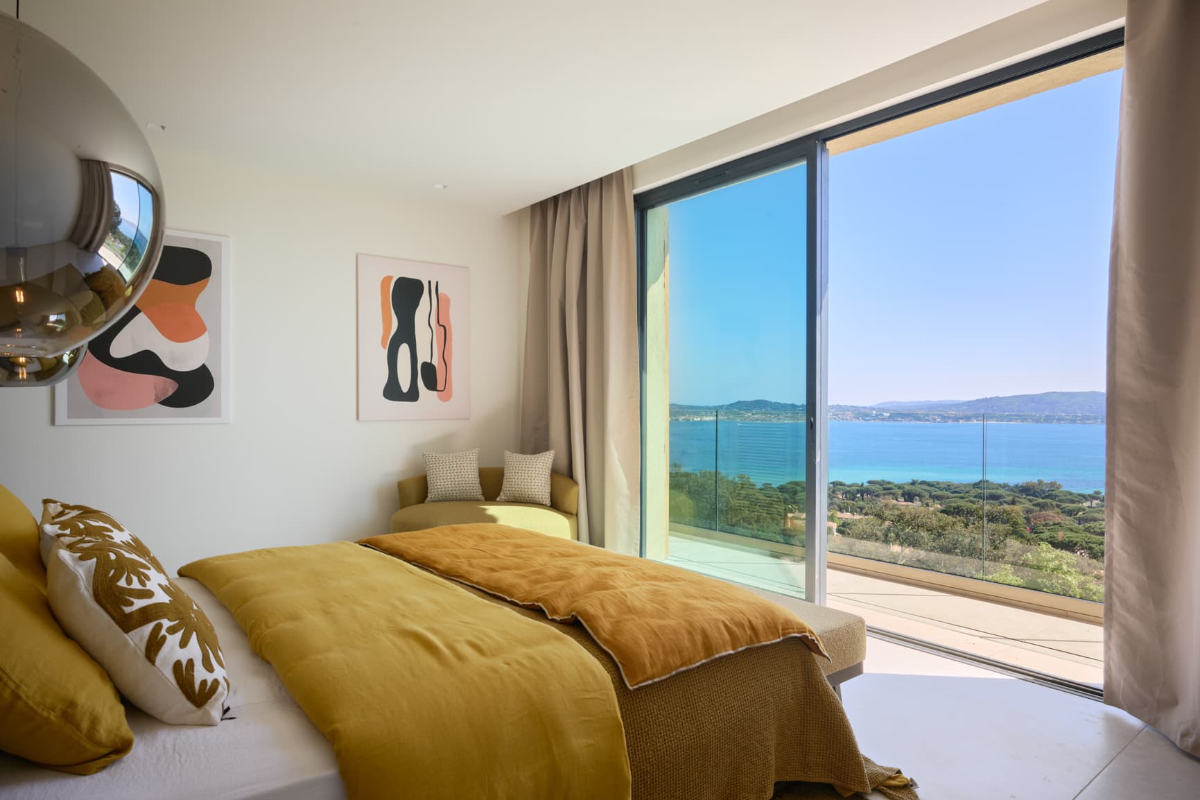 Chambre confortable avec vue mer dans cette villa contemporaine à vendre à Grimaud au cœur du golfe de Saint-Tropez.