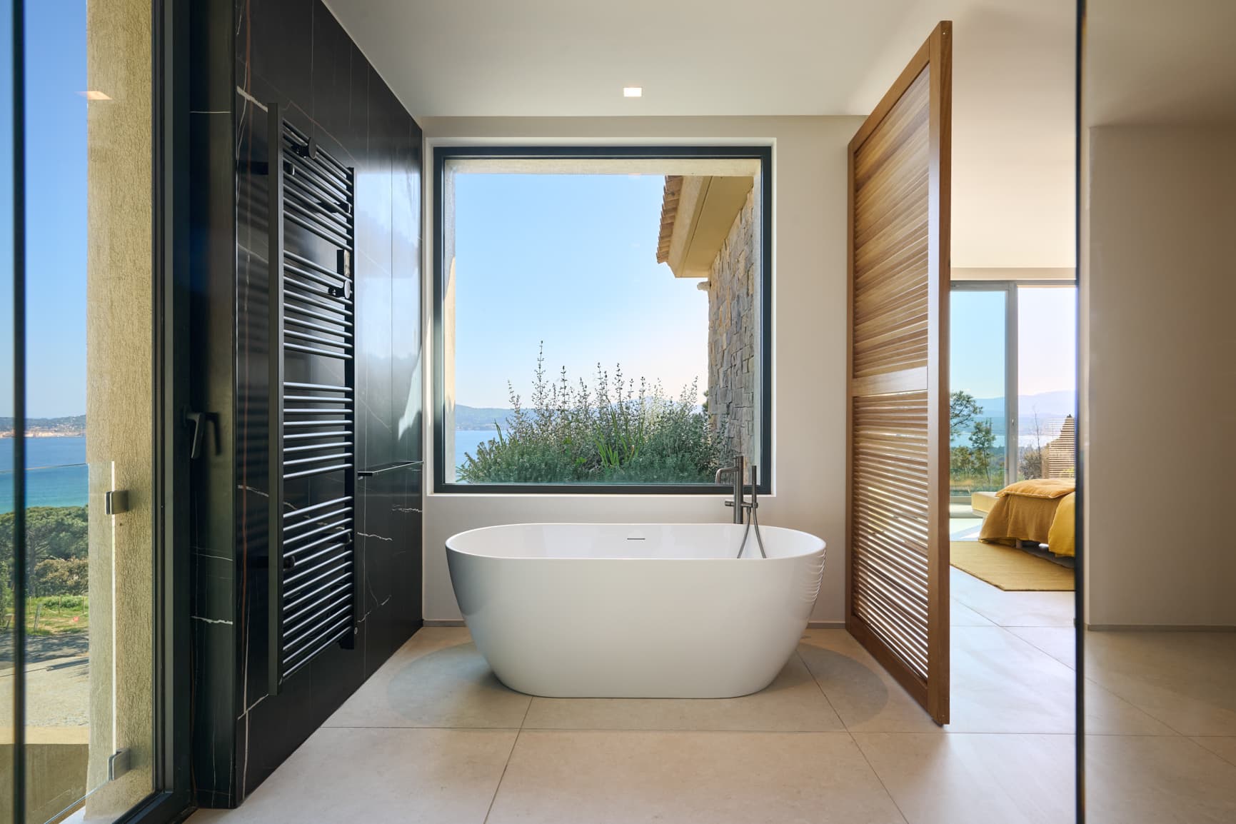 Salle de bains lumineuse avec vue mer dans cette villa contemporaine à vendre à Grimaud, golfe de Saint-Tropez.