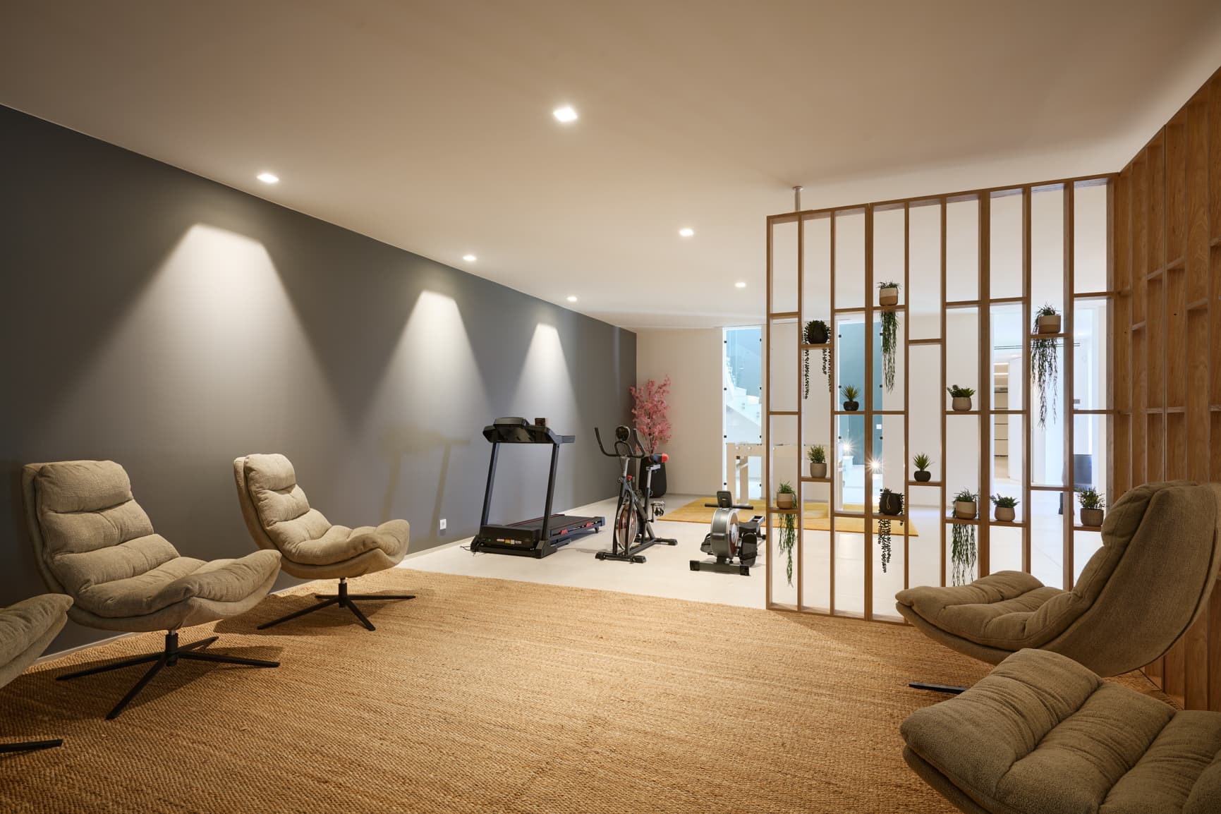 Salle de fitness dans cette villa contemporaine à vendre à Grimaud, golfe de Saint-Tropez.