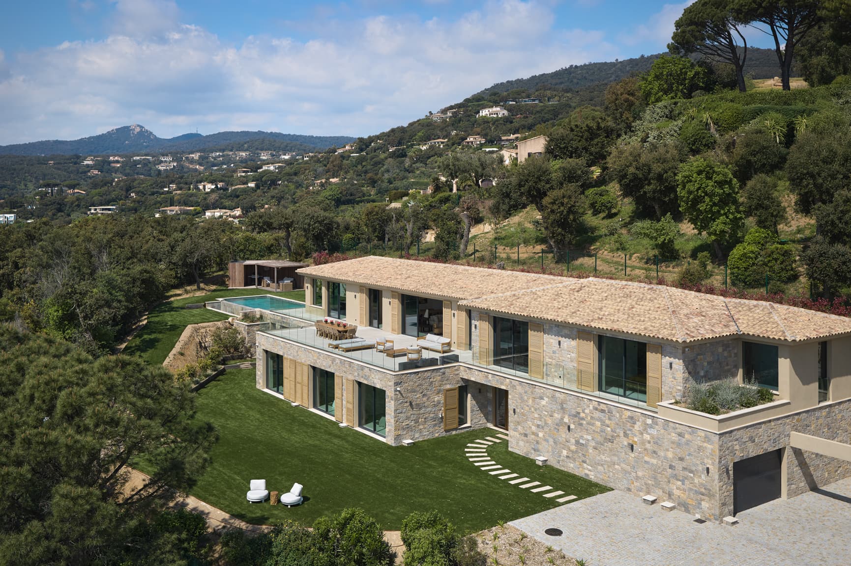 Villa contemporaine à vendre à Grimaud avec vue mer panoramique sur le golfe de Saint-Tropez. Propriété neuve d’environ 485 m².
