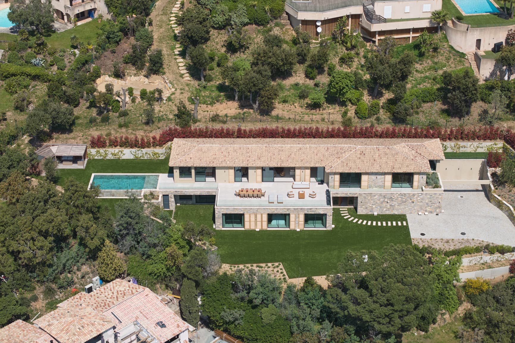 Piscine à débordement chauffée avec pool-house pour cette villa à vendre à Grimaud, avec vue sur le golfe de Saint-Tropez.