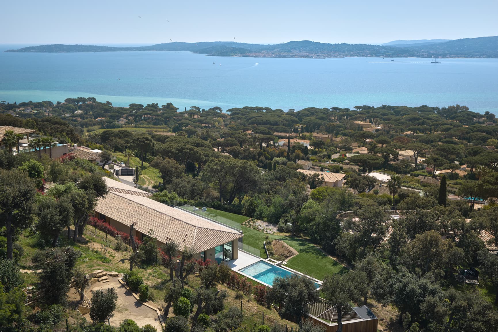 Piscine à débordement chauffée avec pool-house pour cette villa à vendre à Grimaud, avec vue sur le golfe de Saint-Tropez.
