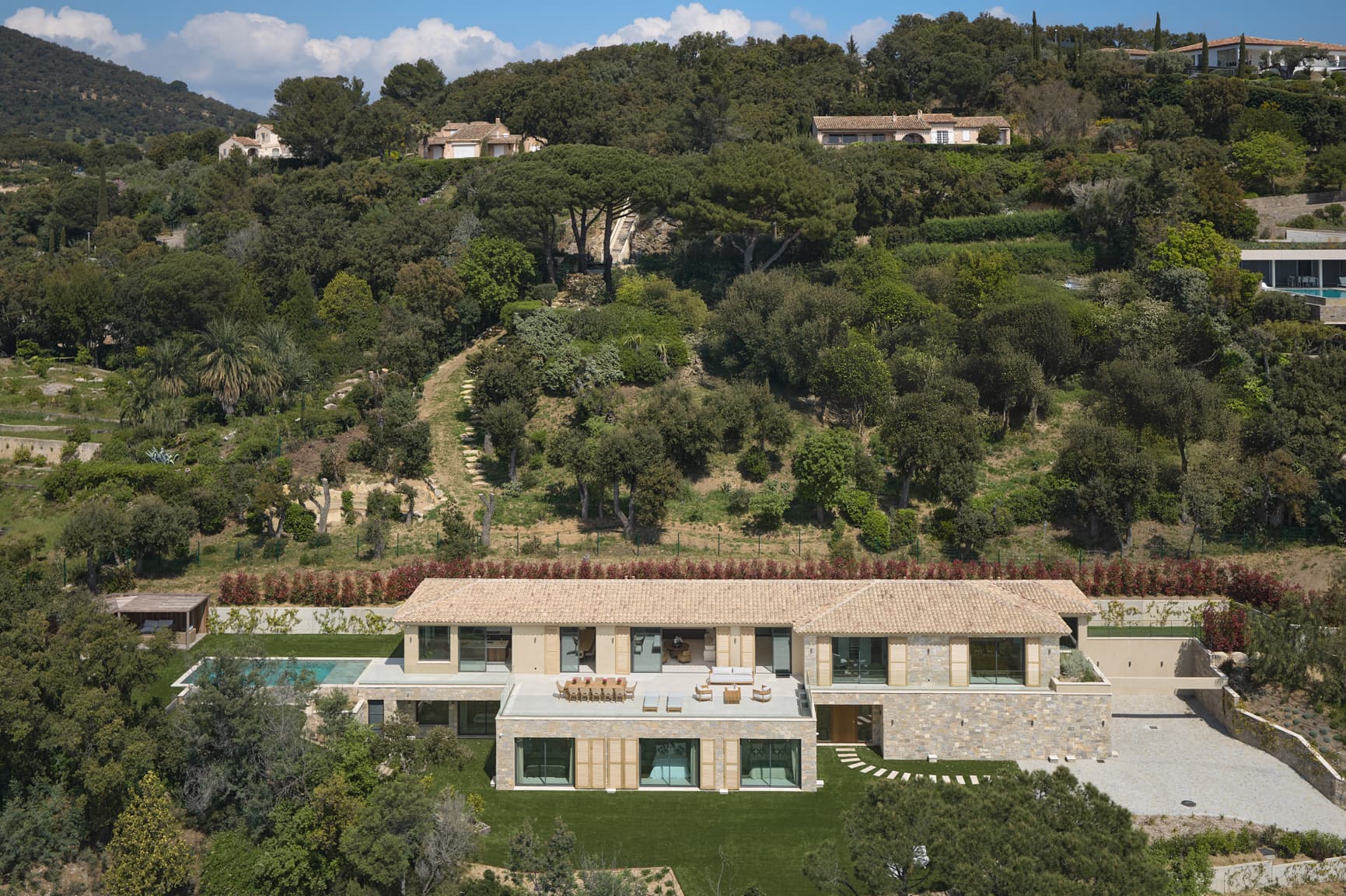 Villa contemporaine à vendre à Grimaud avec vue mer panoramique sur le golfe de Saint-Tropez. Propriété neuve d’environ 485 m².