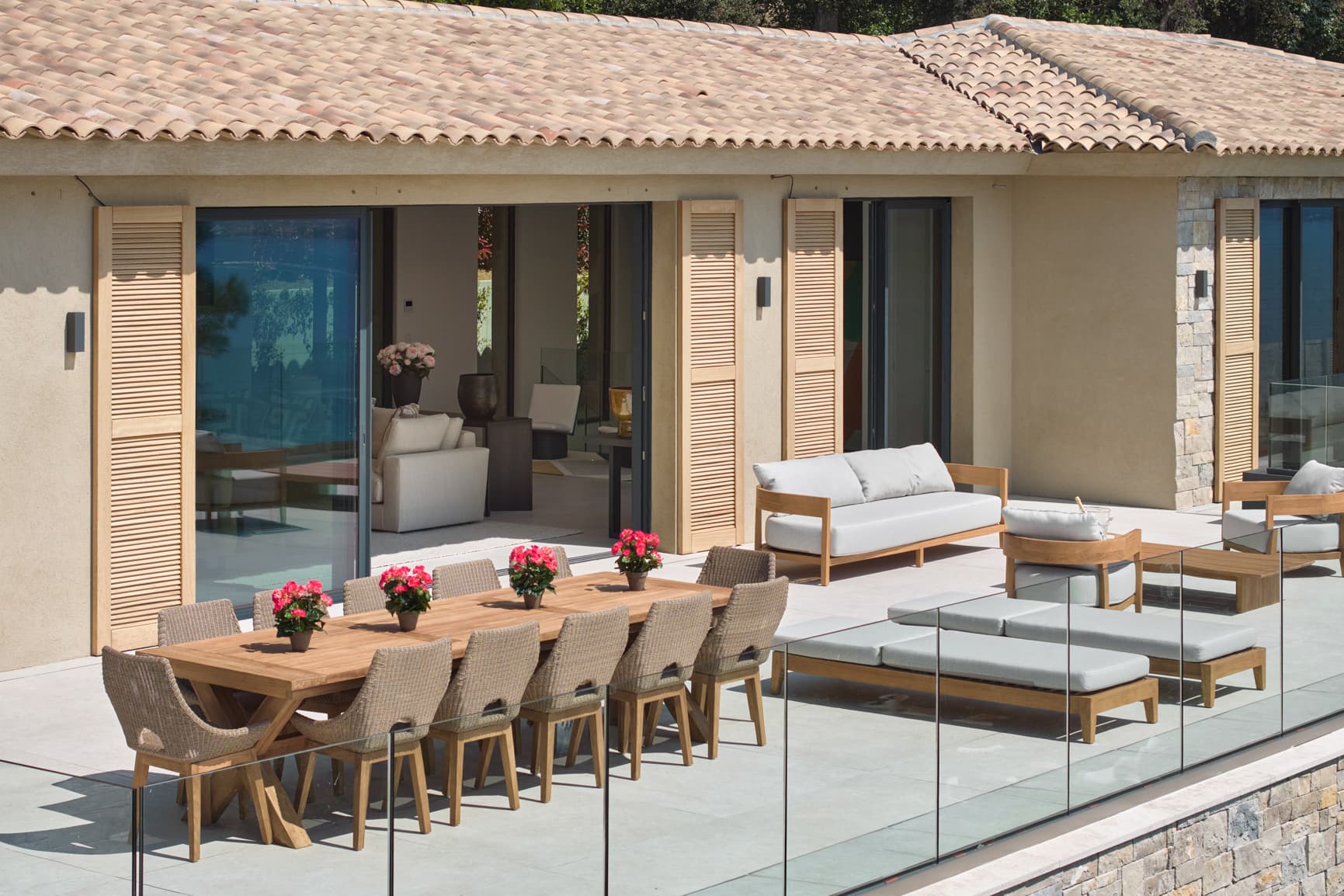 Grandes terrasses avec vue mer pour cette villa contemporaine à vendre à Grimaud dans le golfe de Saint-Tropez.