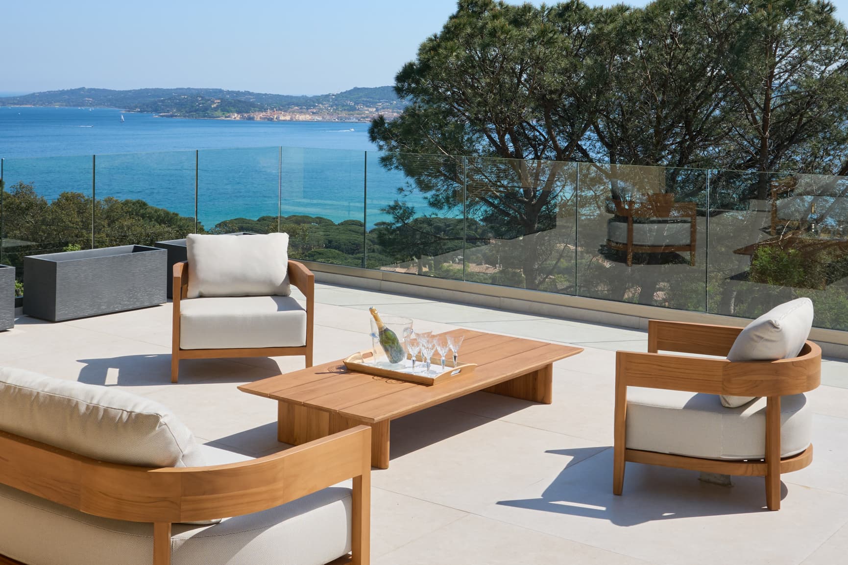 Grandes terrasses avec vue mer pour cette villa contemporaine à vendre à Grimaud dans le golfe de Saint-Tropez.