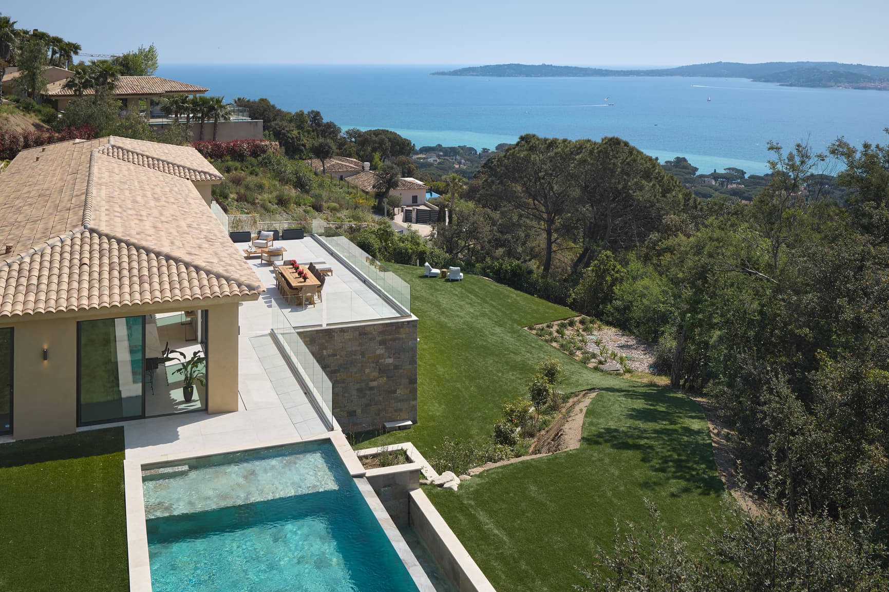 Villa contemporaine à vendre à Grimaud avec vue mer panoramique sur le golfe de Saint-Tropez. Propriété neuve d’environ 485 m².